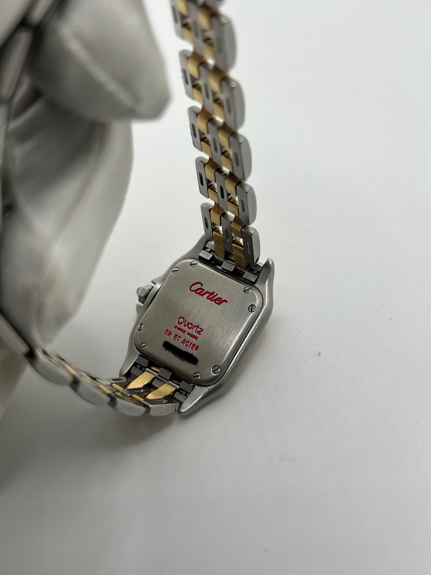 Montre Cartier Panthère 166921 pour femme en or et acier, équipée d’un mouvement quartz suisse. Ce modèle iconique présente un boîtier de 22 x 21 mm, une lunette en or jaune, un cadran blanc à chiffres romains et un verre saphir. Son bracelet en or et acier avec boucle double plis complète son élégance intemporelle. Montre de luxe d’occasion en très bon état, révisée, avec coffret d’origine, idéale pour les amateurs de montres Cartier Panthère femme.