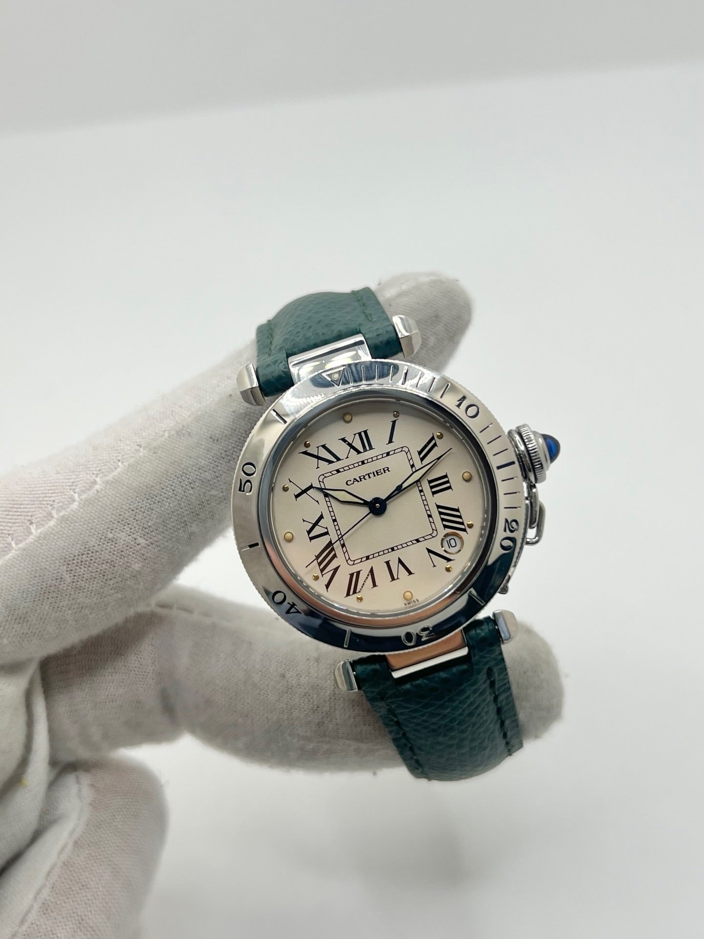 Montre Cartier Pasha 4010 en acier pour homme ou unisexe, dotée d’un mouvement automatique et d’un boîtier de 36 mm. Ce modèle d’occasion en très bon état présente un cadran blanc à chiffres romains, un verre saphir et une fonction date. Son bracelet en acier avec boucle ardillon offre un style élégant et intemporel. Cette montre de luxe Cartier Pasha séduit par son design iconique et son allure raffinée, idéale pour les amateurs d’horlogerie de prestige.