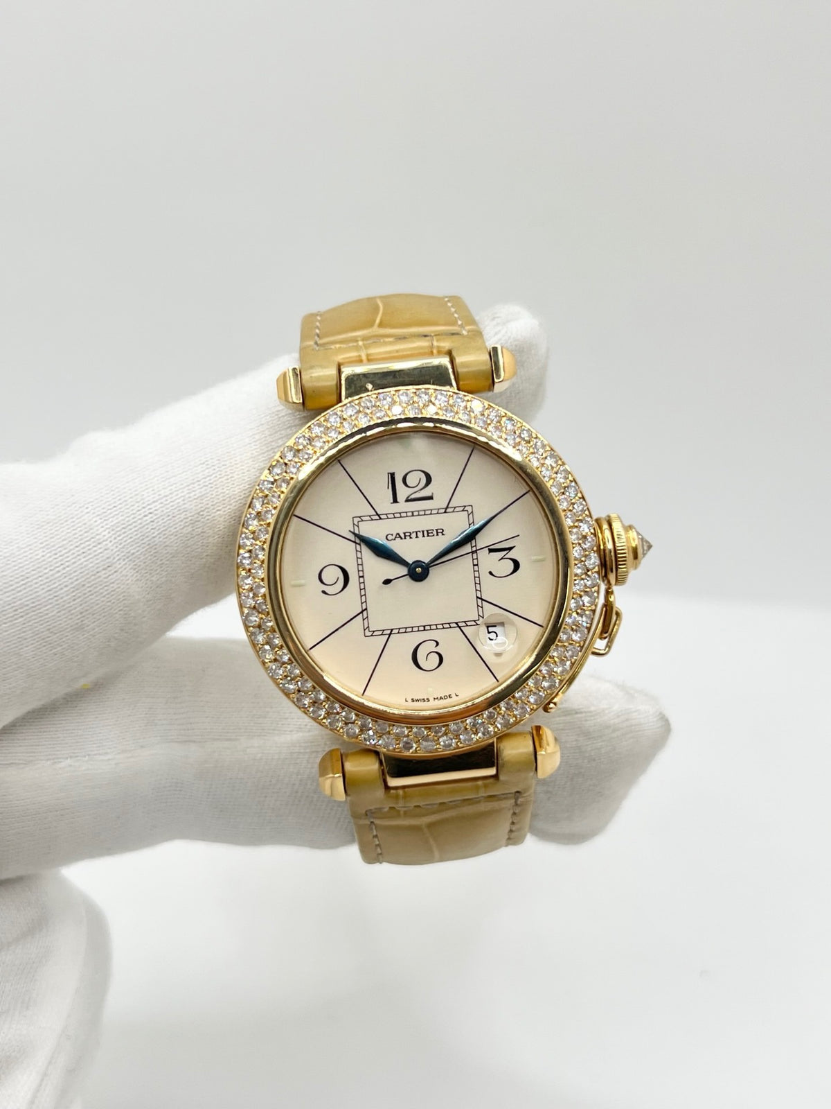 Montre Cartier Pasha 820901 en or jaune, équipée d’un mouvement automatique et d’un boîtier de 38 mm. Son cadran blanc est protégé par un verre saphir et son boîtier offre une étanchéité jusqu’à 10 ATM. Cette montre Cartier Pasha est montée sur un bracelet beige en cuir de crocodile avec boucle déployante en or rose. Dotée d’un affichage de la date, elle associe élégance, caractère et raffinement. Un modèle iconique en très bon état.