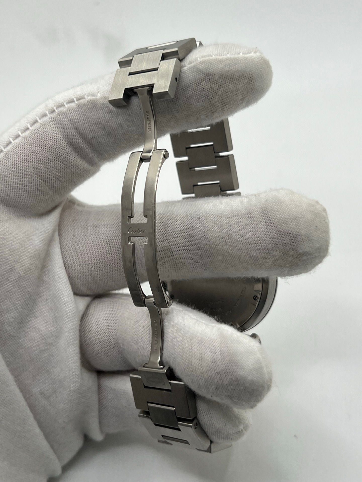 Montre Cartier Pasha C GMT réf. 2377 en acier, dotée d’un mouvement automatique calibre 048. Son boîtier de 35 mm abrite un cadran argenté à chiffres arabes, protégé par un verre saphir. Étanche jusqu’à 10 ATM, cette montre élégante et fonctionnelle est équipée d’un bracelet en acier et d’une boucle déployante double plis.