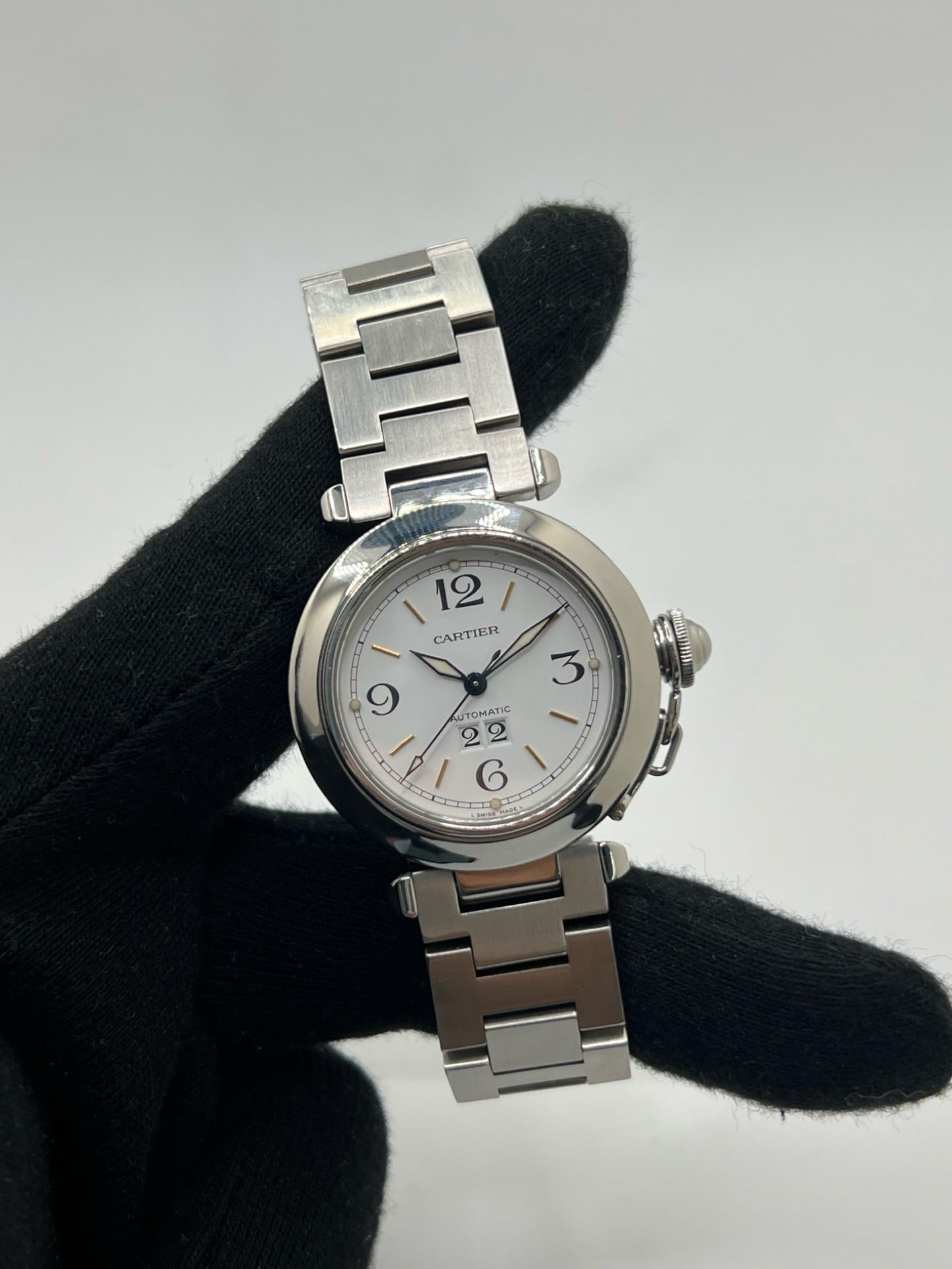 Montre de luxe Cartier Pasha C référence 2475 en acier, équipée d’un mouvement automatique calibre 052. Son boîtier de 35 mm et son cadran blanc à chiffres arabes offrent un style élégant et intemporel. Avec verre saphir, étanchéité 10 ATM et bracelet en acier, cette Pasha C combine performance, précision et raffinement.