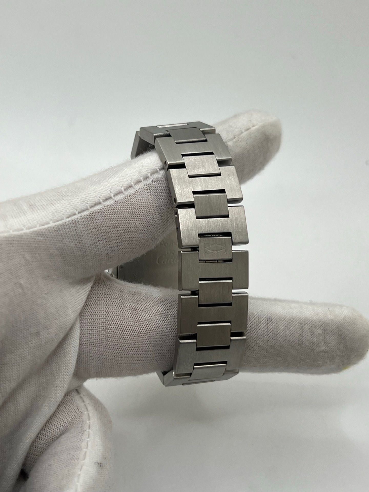 Montre Cartier Pasha C GMT réf. 2377 en acier, dotée d’un mouvement automatique calibre 048. Son boîtier de 35 mm abrite un cadran argenté à chiffres arabes, protégé par un verre saphir. Étanche jusqu’à 10 ATM, cette montre élégante et fonctionnelle est équipée d’un bracelet en acier et d’une boucle déployante double plis.