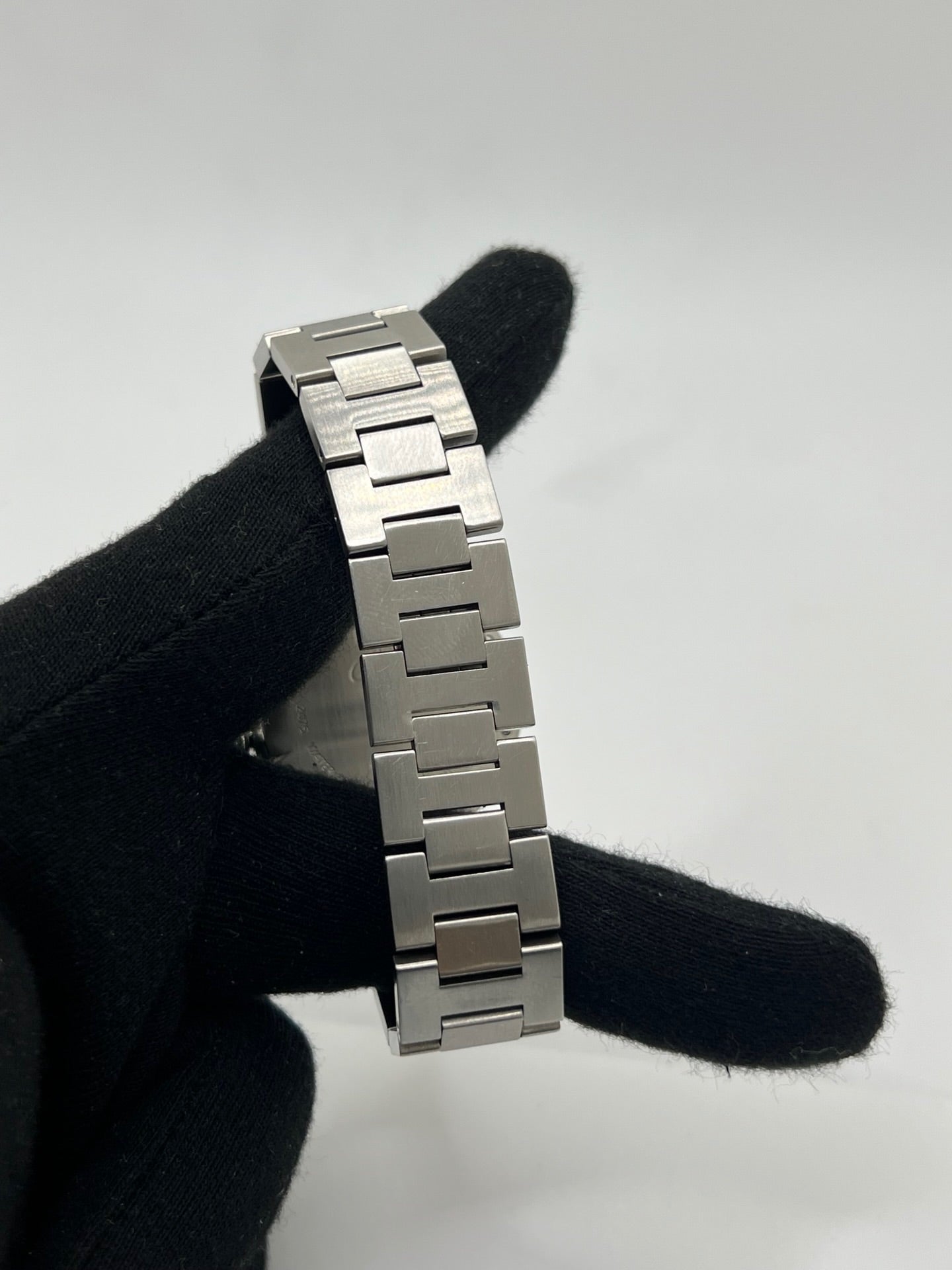 Montre de luxe Cartier Pasha C référence 2475 en acier, équipée d’un mouvement automatique calibre 052. Son boîtier de 35 mm et son cadran blanc à chiffres arabes offrent un style élégant et intemporel. Avec verre saphir, étanchéité 10 ATM et bracelet en acier, cette Pasha C combine performance, précision et raffinement.