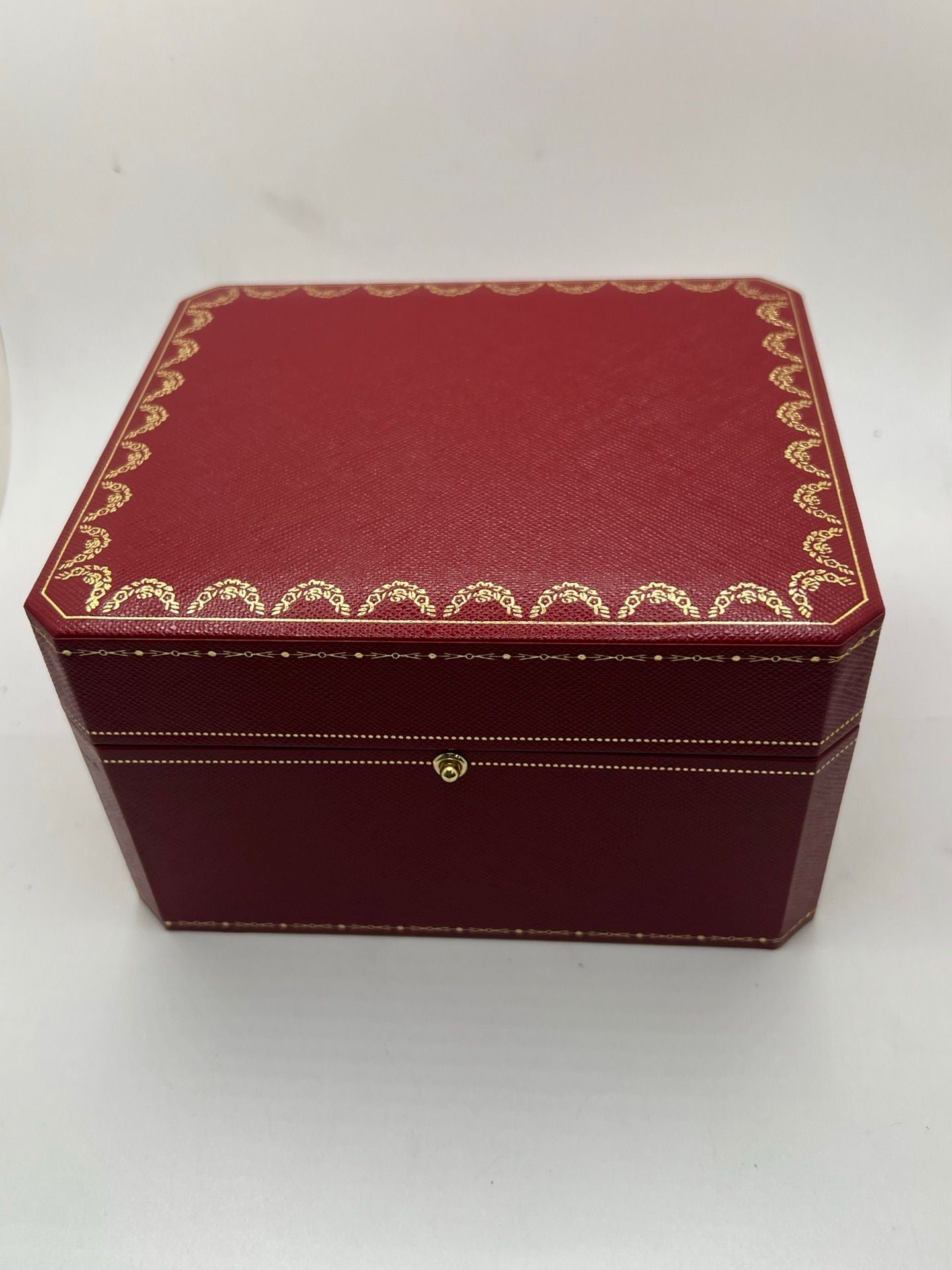 Montre Cartier Pasha C GMT réf. 2377 en acier, dotée d’un mouvement automatique calibre 048. Son boîtier de 35 mm abrite un cadran argenté à chiffres arabes, protégé par un verre saphir. Étanche jusqu’à 10 ATM, cette montre élégante et fonctionnelle est équipée d’un bracelet en acier et d’une boucle déployante double plis.