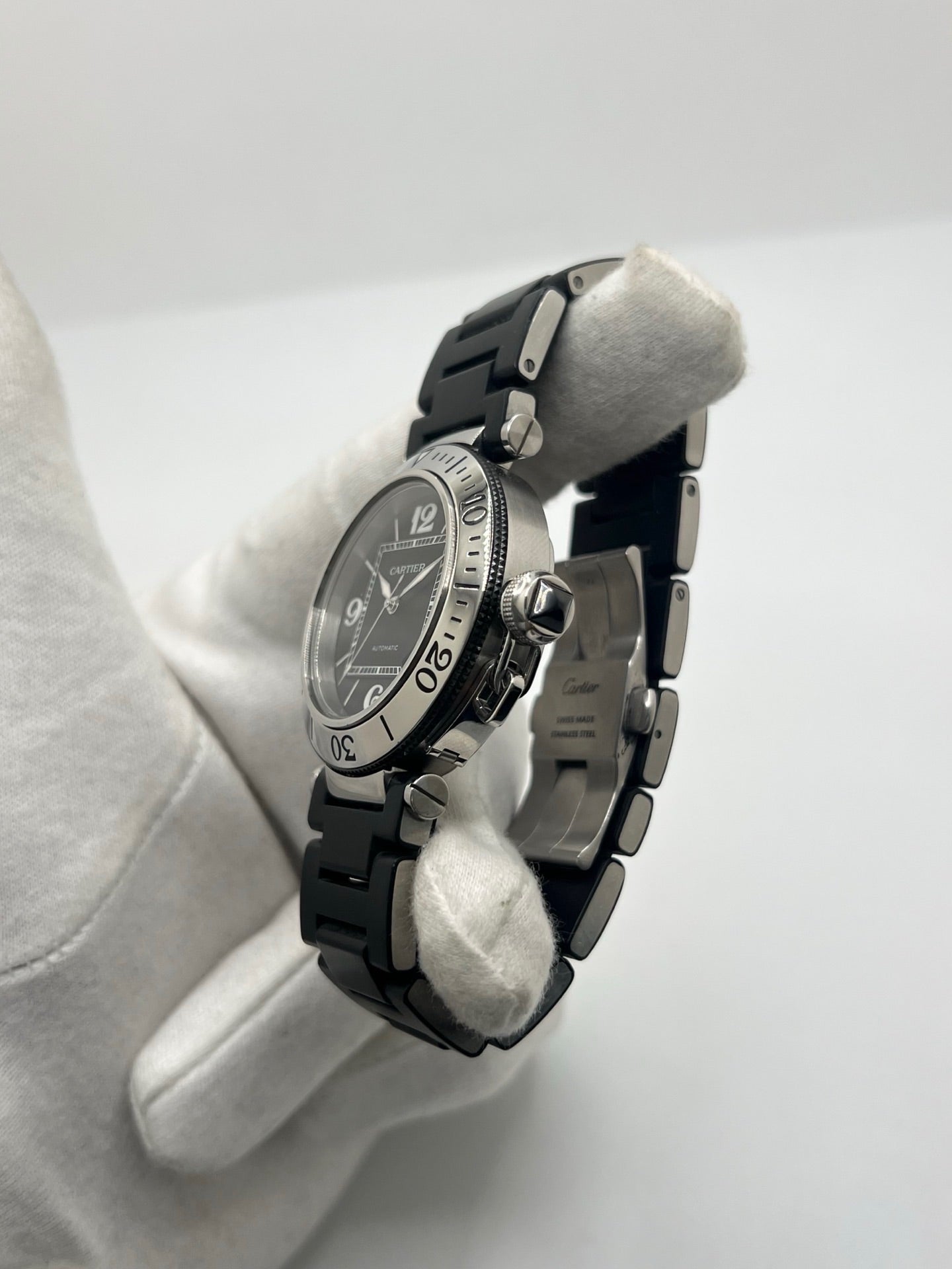 Montre Cartier Pasha Seatimer référence 2790 en acier inoxydable avec boîtier de 40 mm, mouvement automatique calibre 049 basé sur l'ETA 2892-A2 et réserve de marche de 42 heures. Son cadran noir à chiffres arabes est protégé par un verre saphir. Équipée d'un bracelet en acier avec boucle déployante, cette montre est étanche à 10 ATM et dispose d'un guichet date. Vendue avec son coffret et ses papiers d'origine, révisée en interne et en très bon état.