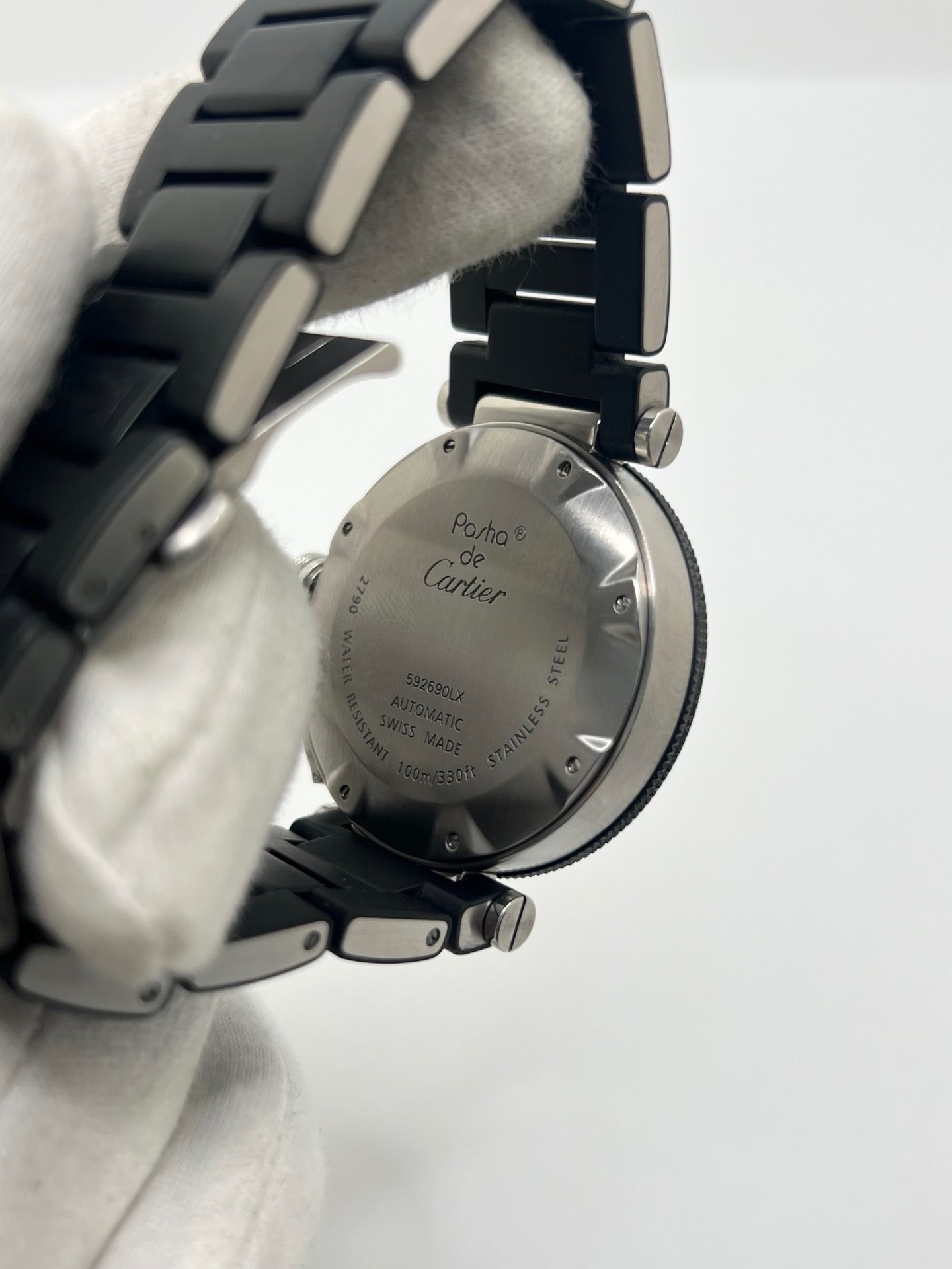 Montre Cartier Pasha Seatimer référence 2790 en acier inoxydable avec boîtier de 40 mm, mouvement automatique calibre 049 basé sur l'ETA 2892-A2 et réserve de marche de 42 heures. Son cadran noir à chiffres arabes est protégé par un verre saphir. Équipée d'un bracelet en acier avec boucle déployante, cette montre est étanche à 10 ATM et dispose d'un guichet date. Vendue avec son coffret et ses papiers d'origine, révisée en interne et en très bon état.
