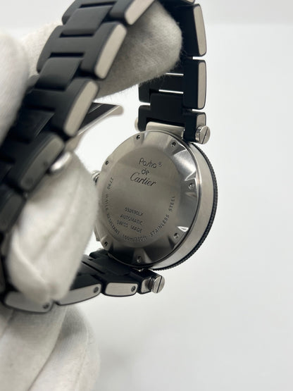 Montre Cartier Pasha Seatimer référence 2790 en acier inoxydable avec boîtier de 40 mm, mouvement automatique calibre 049 basé sur l'ETA 2892-A2 et réserve de marche de 42 heures. Son cadran noir à chiffres arabes est protégé par un verre saphir. Équipée d'un bracelet en acier avec boucle déployante, cette montre est étanche à 10 ATM et dispose d'un guichet date. Vendue avec son coffret et ses papiers d'origine, révisée en interne et en très bon état.