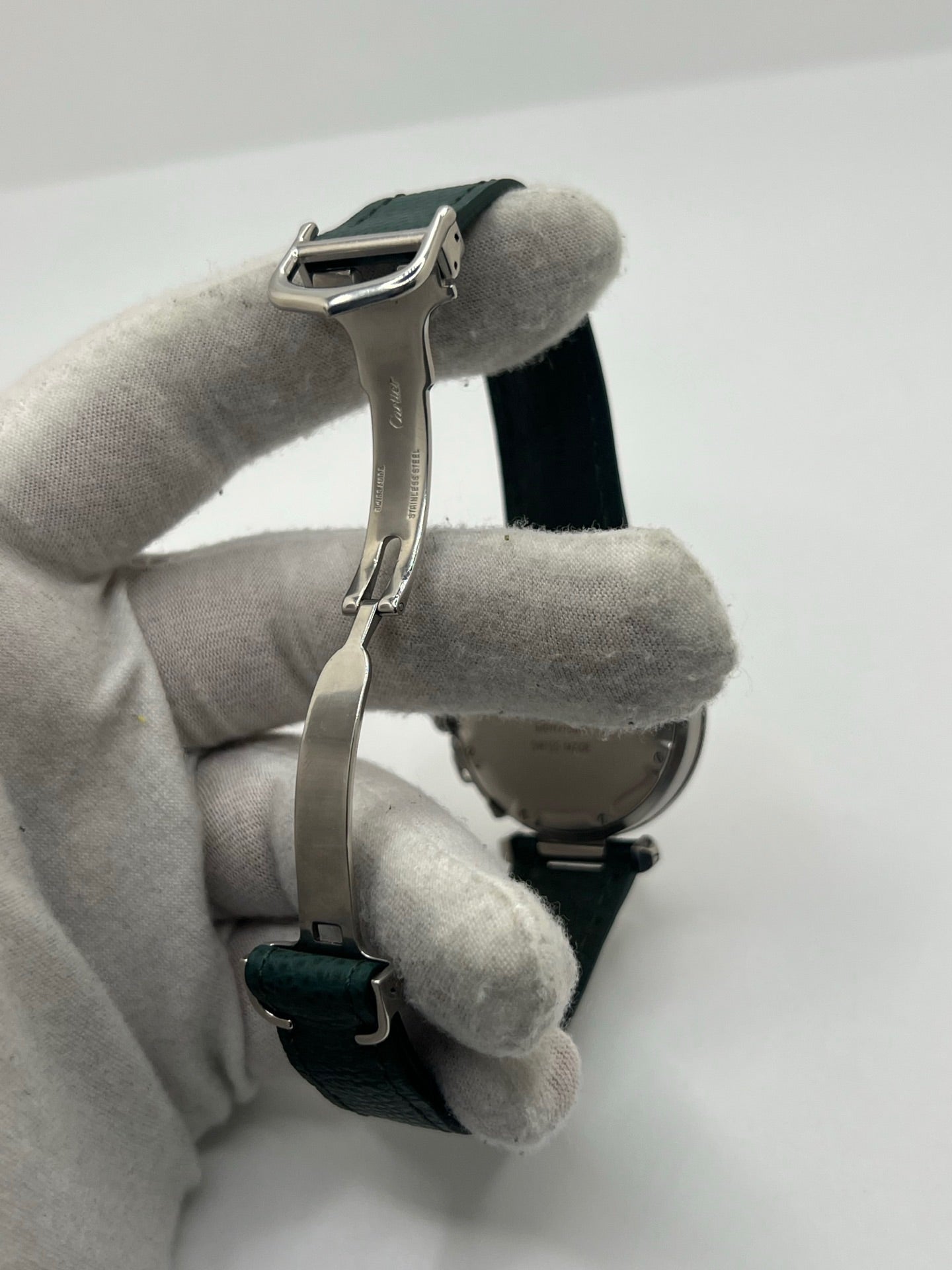 Montre Cartier Pasha 4010 en acier pour homme ou unisexe, dotée d’un mouvement automatique et d’un boîtier de 36 mm. Ce modèle d’occasion en très bon état présente un cadran blanc à chiffres romains, un verre saphir et une fonction date. Son bracelet en acier avec boucle ardillon offre un style élégant et intemporel. Cette montre de luxe Cartier Pasha séduit par son design iconique et son allure raffinée, idéale pour les amateurs d’horlogerie de prestige.