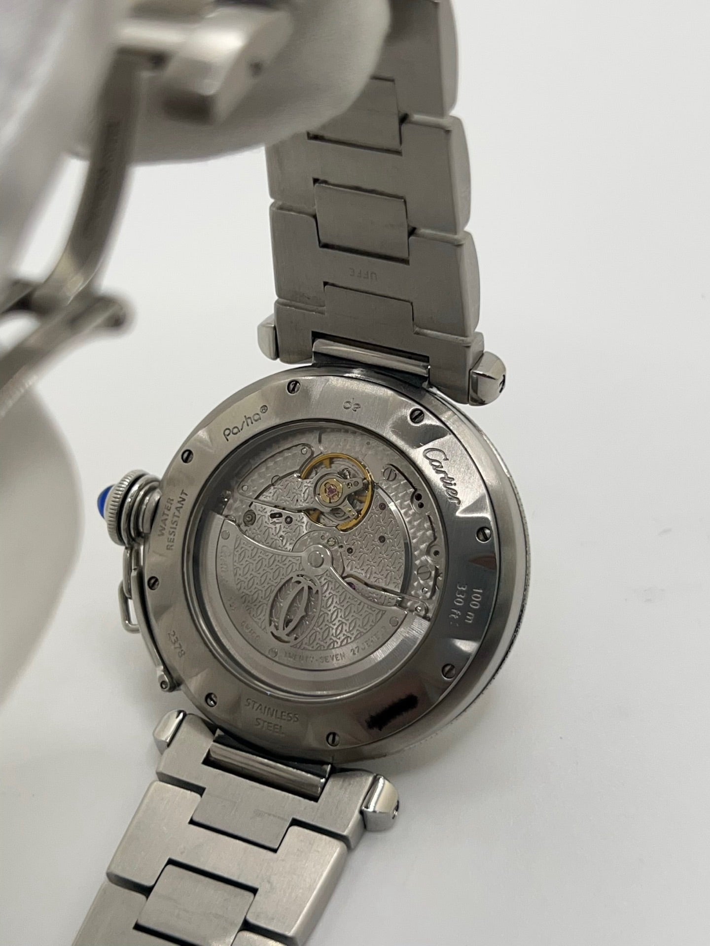 Montre Cartier Pasha automatique en acier, boîtier 38 mm avec verre saphir et cadran argent à chiffres arabes. Équipée d’un mouvement automatique calibre Cartier 191 avec fonction date. Bracelet acier avec boucle déployante. Modèle d’occasion en très bon état, révisé, présentant de légères micro-rayures peu visibles. Montre élégante et sportive, adaptée à un usage quotidien, livrée avec son coffret d’origine.
