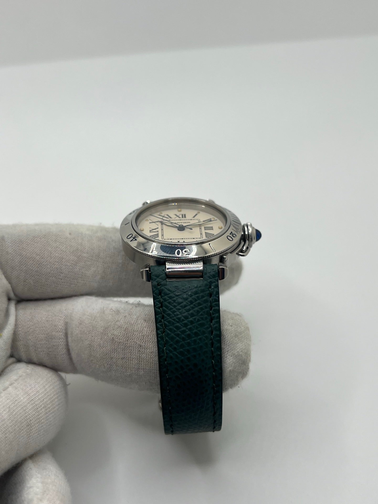 Montre Cartier Pasha 4010 en acier pour homme ou unisexe, dotée d’un mouvement automatique et d’un boîtier de 36 mm. Ce modèle d’occasion en très bon état présente un cadran blanc à chiffres romains, un verre saphir et une fonction date. Son bracelet en acier avec boucle ardillon offre un style élégant et intemporel. Cette montre de luxe Cartier Pasha séduit par son design iconique et son allure raffinée, idéale pour les amateurs d’horlogerie de prestige.