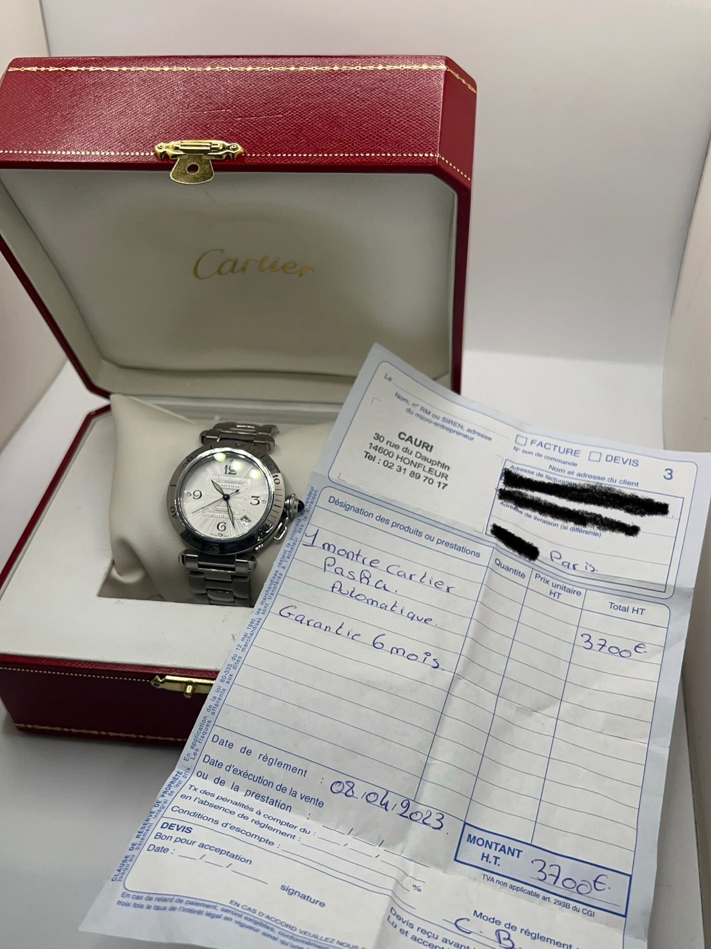 Montre Cartier Pasha automatique en acier, boîtier 38 mm avec verre saphir et cadran argent à chiffres arabes. Équipée d’un mouvement automatique calibre Cartier 191 avec fonction date. Bracelet acier avec boucle déployante. Modèle d’occasion en très bon état, révisé, présentant de légères micro-rayures peu visibles. Montre élégante et sportive, adaptée à un usage quotidien, livrée avec son coffret d’origine.
