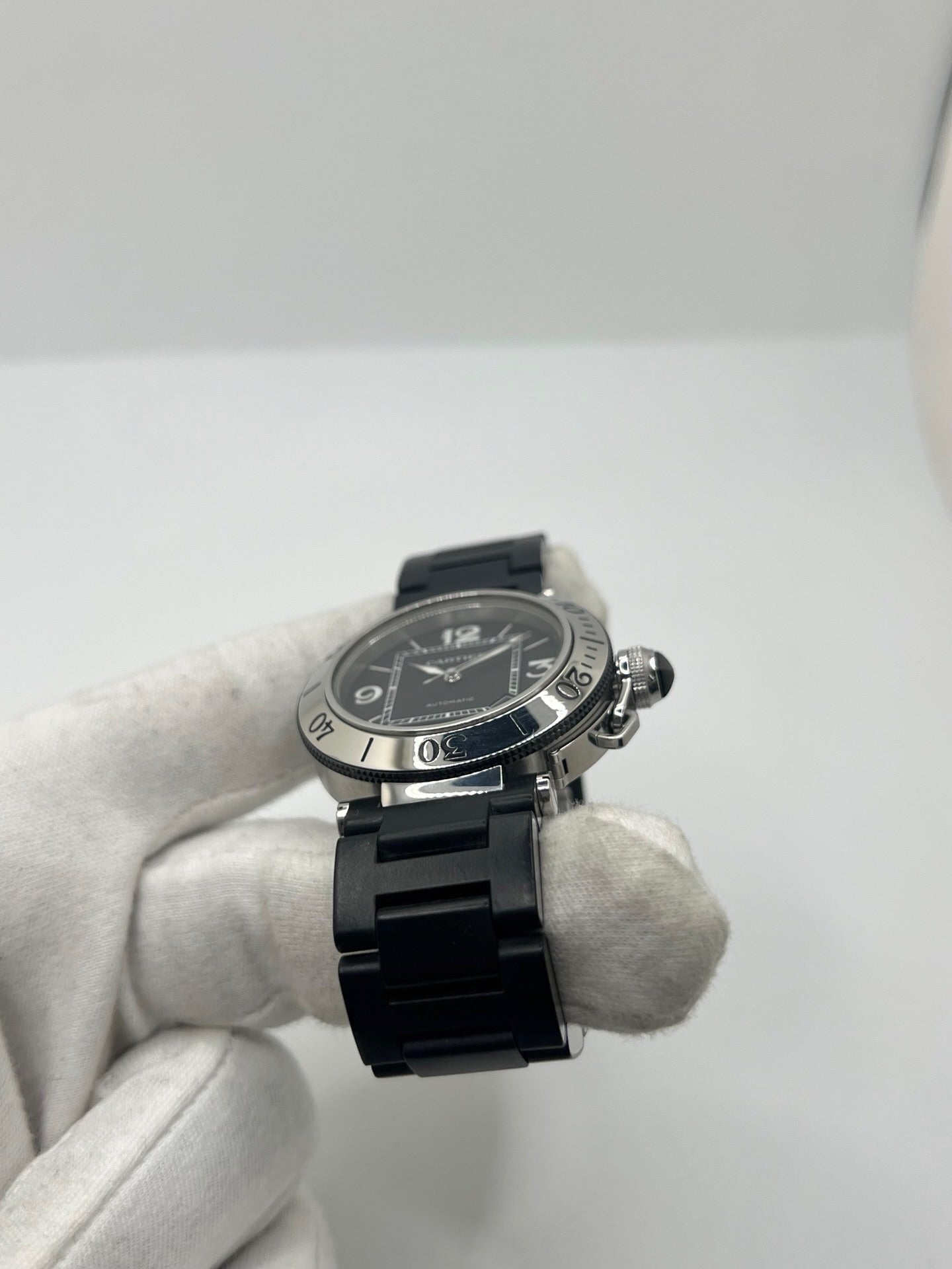 Montre Cartier Pasha Seatimer référence 2790 en acier inoxydable avec boîtier de 40 mm, mouvement automatique calibre 049 basé sur l'ETA 2892-A2 et réserve de marche de 42 heures. Son cadran noir à chiffres arabes est protégé par un verre saphir. Équipée d'un bracelet en acier avec boucle déployante, cette montre est étanche à 10 ATM et dispose d'un guichet date. Vendue avec son coffret et ses papiers d'origine, révisée en interne et en très bon état.