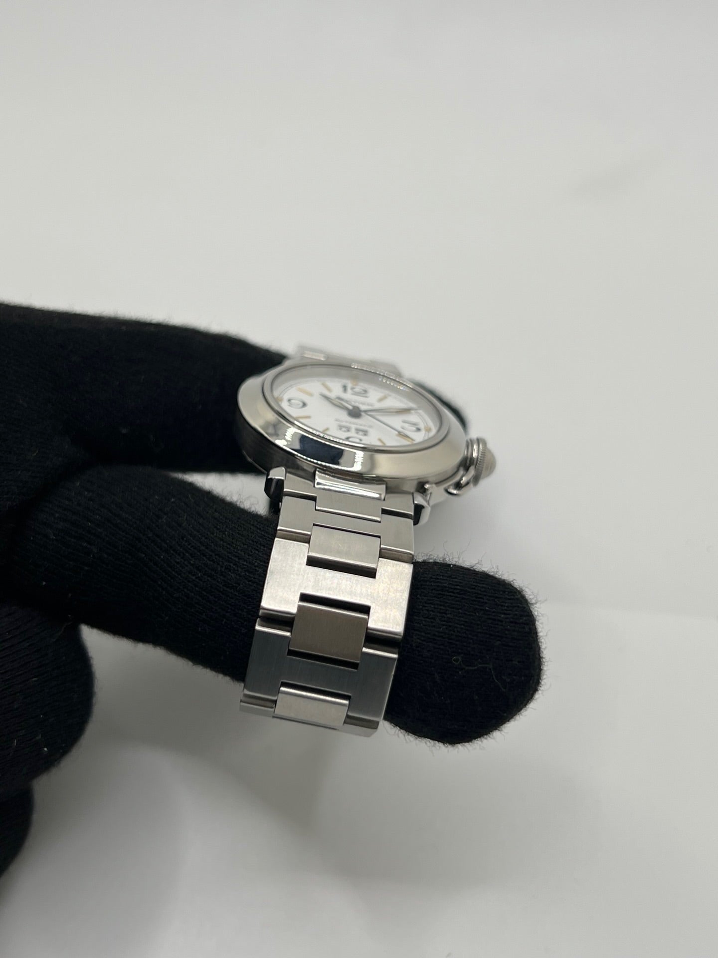 Montre de luxe Cartier Pasha C référence 2475 en acier, équipée d’un mouvement automatique calibre 052. Son boîtier de 35 mm et son cadran blanc à chiffres arabes offrent un style élégant et intemporel. Avec verre saphir, étanchéité 10 ATM et bracelet en acier, cette Pasha C combine performance, précision et raffinement.