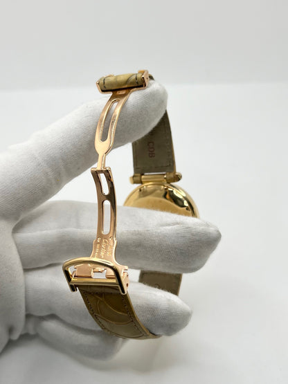 Montre Cartier Pasha 820901 en or jaune, équipée d’un mouvement automatique et d’un boîtier de 38 mm. Son cadran blanc est protégé par un verre saphir et son boîtier offre une étanchéité jusqu’à 10 ATM. Cette montre Cartier Pasha est montée sur un bracelet beige en cuir de crocodile avec boucle déployante en or rose. Dotée d’un affichage de la date, elle associe élégance, caractère et raffinement. Un modèle iconique en très bon état.