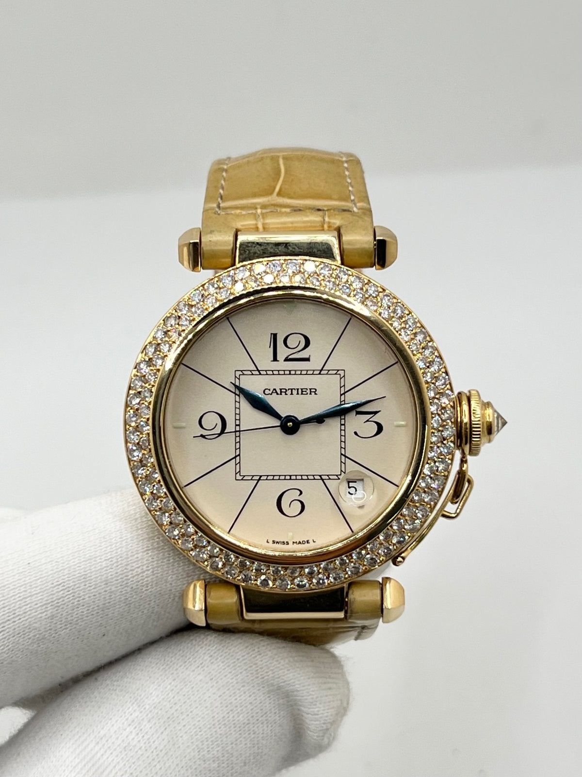 Montre Cartier Pasha 820901 en or jaune, équipée d’un mouvement automatique et d’un boîtier de 38 mm. Son cadran blanc est protégé par un verre saphir et son boîtier offre une étanchéité jusqu’à 10 ATM. Cette montre Cartier Pasha est montée sur un bracelet beige en cuir de crocodile avec boucle déployante en or rose. Dotée d’un affichage de la date, elle associe élégance, caractère et raffinement. Un modèle iconique en très bon état.