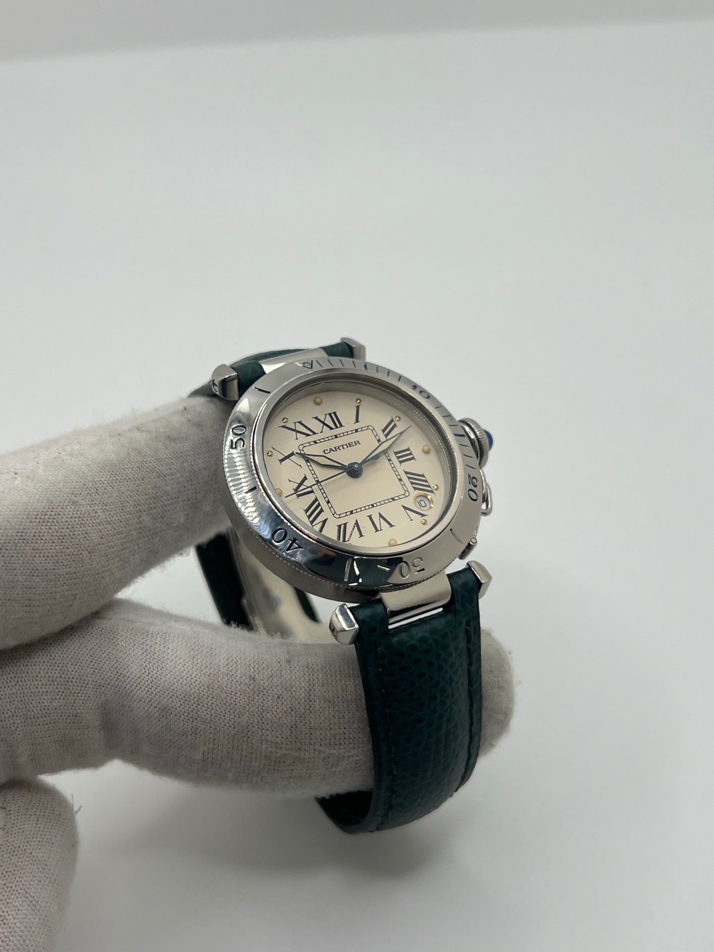 Montre Cartier Pasha 4010 en acier pour homme ou unisexe, dotée d’un mouvement automatique et d’un boîtier de 36 mm. Ce modèle d’occasion en très bon état présente un cadran blanc à chiffres romains, un verre saphir et une fonction date. Son bracelet en acier avec boucle ardillon offre un style élégant et intemporel. Cette montre de luxe Cartier Pasha séduit par son design iconique et son allure raffinée, idéale pour les amateurs d’horlogerie de prestige.