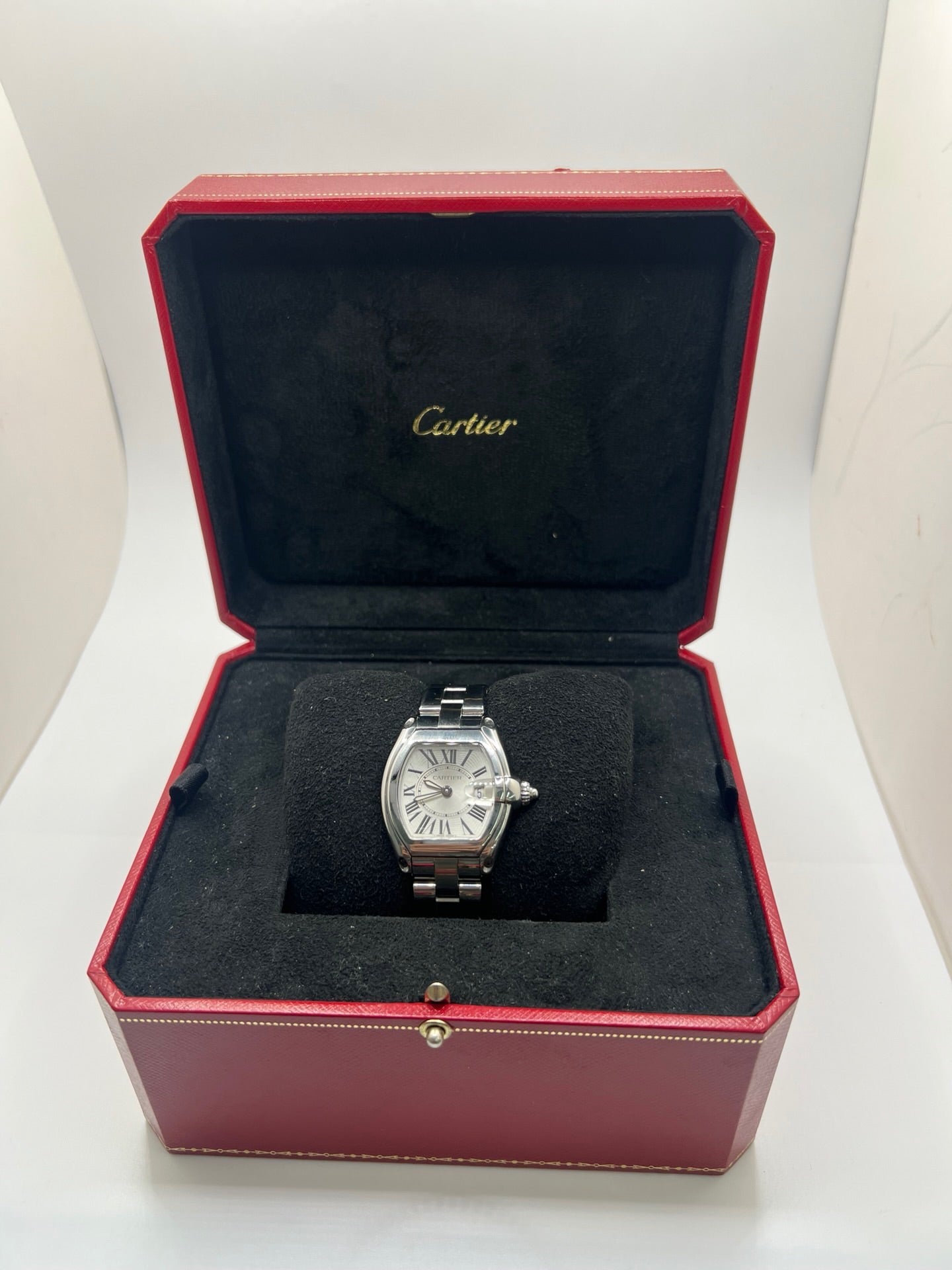 Montre Cartier Roadster 2675 pour femme en acier, équipée d’un mouvement quartz calibre 688. Boîtier 31 x 37 mm avec verre saphir, cadran argent à chiffres romains et bracelet acier à boucle déployante. Modèle étanche à 10 ATM avec fonction date, livré avec coffret d’origine, en très bon état d’occasion.