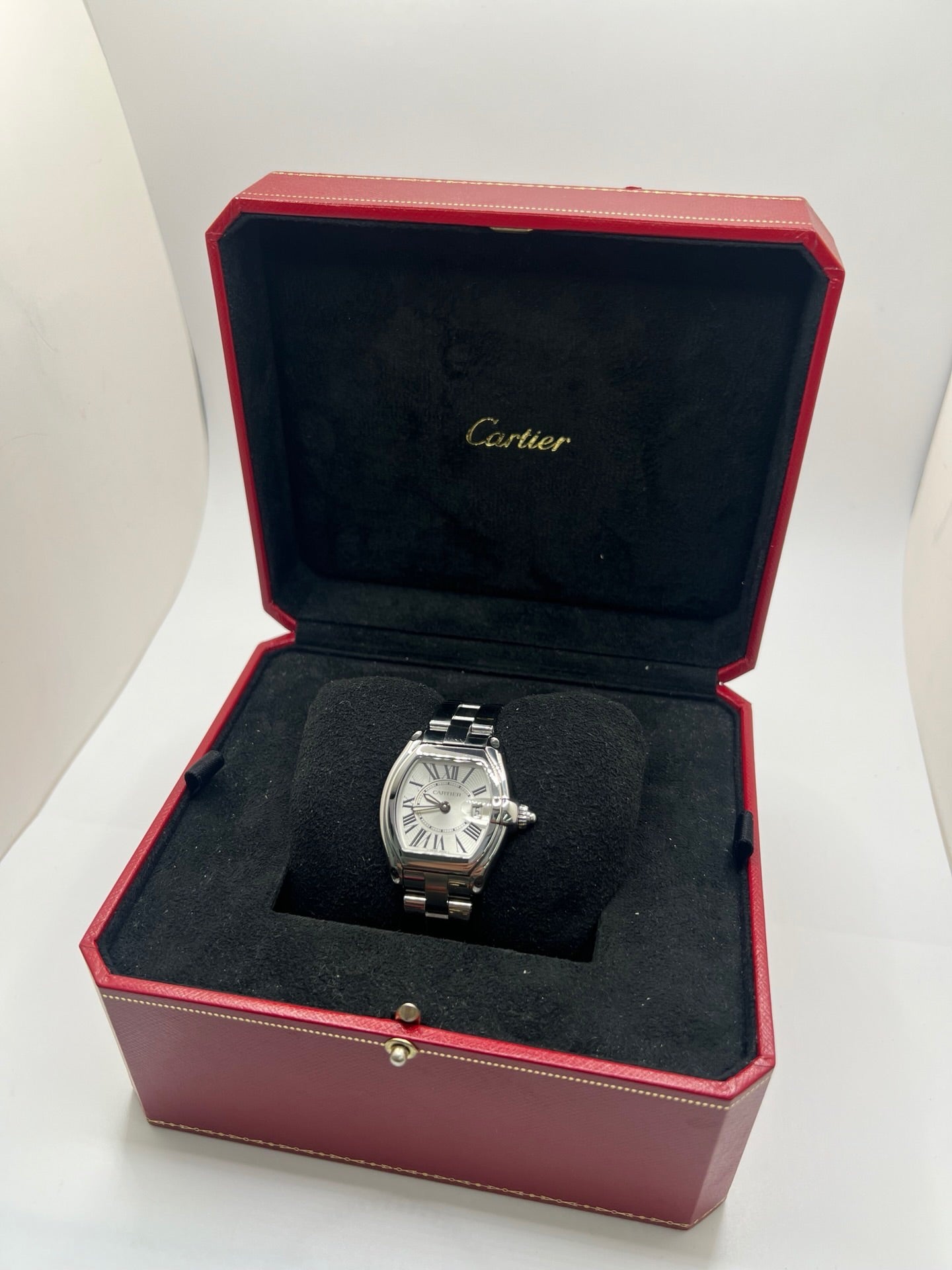 Montre Cartier Roadster 2675 pour femme en acier, équipée d’un mouvement quartz calibre 688. Boîtier 31 x 37 mm avec verre saphir, cadran argent à chiffres romains et bracelet acier à boucle déployante. Modèle étanche à 10 ATM avec fonction date, livré avec coffret d’origine, en très bon état d’occasion.