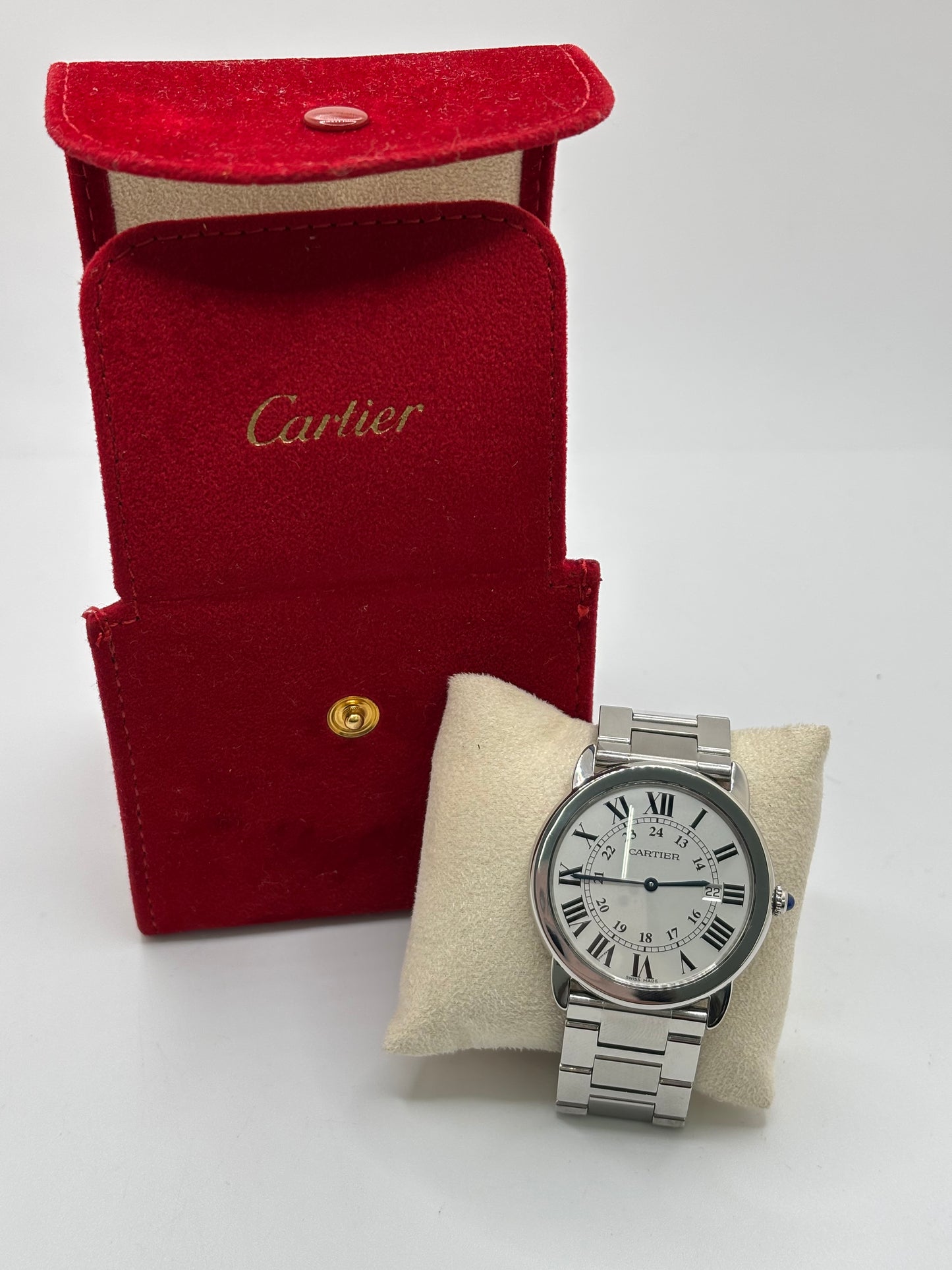 Montre Cartier Ronde Solo de Cartier 2934 en acier avec boîtier de 36 mm, mouvement à quartz et cadran argent orné de chiffres romains. Dotée d'un verre saphir, d'un bracelet en acier avec boucle déployante double pli et d'un guichet date, cette montre de luxe d'occasion allie élégance et fiabilité. En très bon état, elle présente seulement de légères traces d'usure. Un modèle intemporel, idéal pour un usage quotidien ou pour enrichir une collection.
