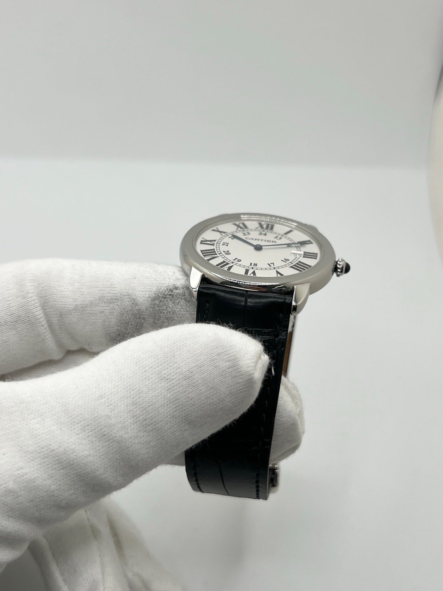 Montre Cartier Ronde Solo en acier avec cadran argent à chiffres romains, mouvement quartz et fonction date. Boîtier rond 36 x 39 mm avec verre saphir et étanchéité 3 ATM. Bracelet en cuir noir avec boucle ardillon en acier. Design classique et élégant, idéal pour homme ou unisexe. Montre d’occasion en très bon état, révisée, avec coffret d’origine.
