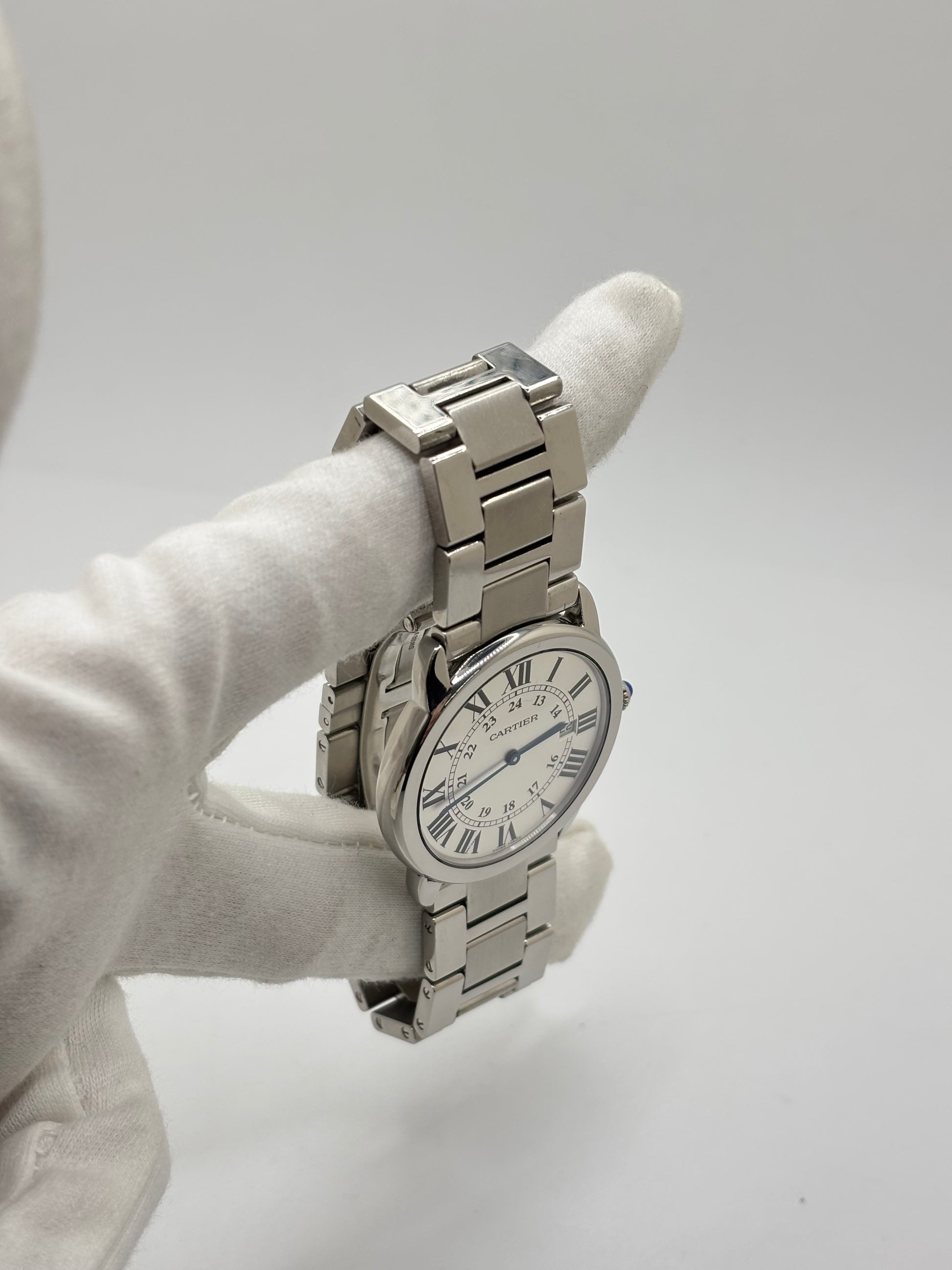 Montre Cartier Ronde Solo de Cartier 2934 en acier avec boîtier de 36 mm, mouvement à quartz et cadran argent orné de chiffres romains. Dotée d'un verre saphir, d'un bracelet en acier avec boucle déployante double pli et d'un guichet date, cette montre de luxe d'occasion allie élégance et fiabilité. En très bon état, elle présente seulement de légères traces d'usure. Un modèle intemporel, idéal pour un usage quotidien ou pour enrichir une collection.
