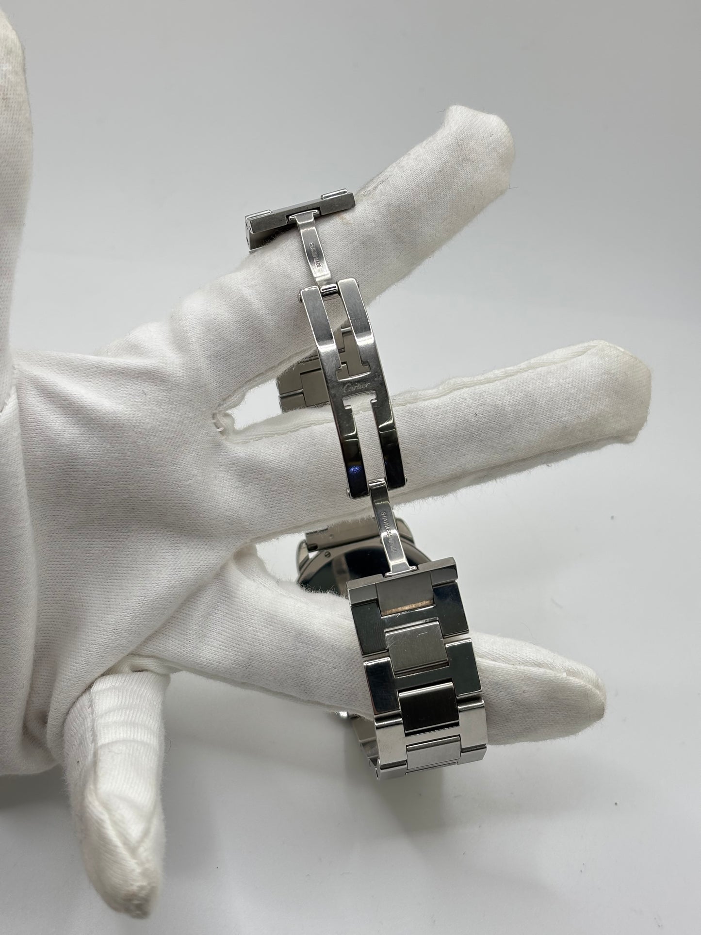 Montre Cartier Ronde Solo de Cartier 2934 en acier avec boîtier de 36 mm, mouvement à quartz et cadran argent orné de chiffres romains. Dotée d'un verre saphir, d'un bracelet en acier avec boucle déployante double pli et d'un guichet date, cette montre de luxe d'occasion allie élégance et fiabilité. En très bon état, elle présente seulement de légères traces d'usure. Un modèle intemporel, idéal pour un usage quotidien ou pour enrichir une collection.
