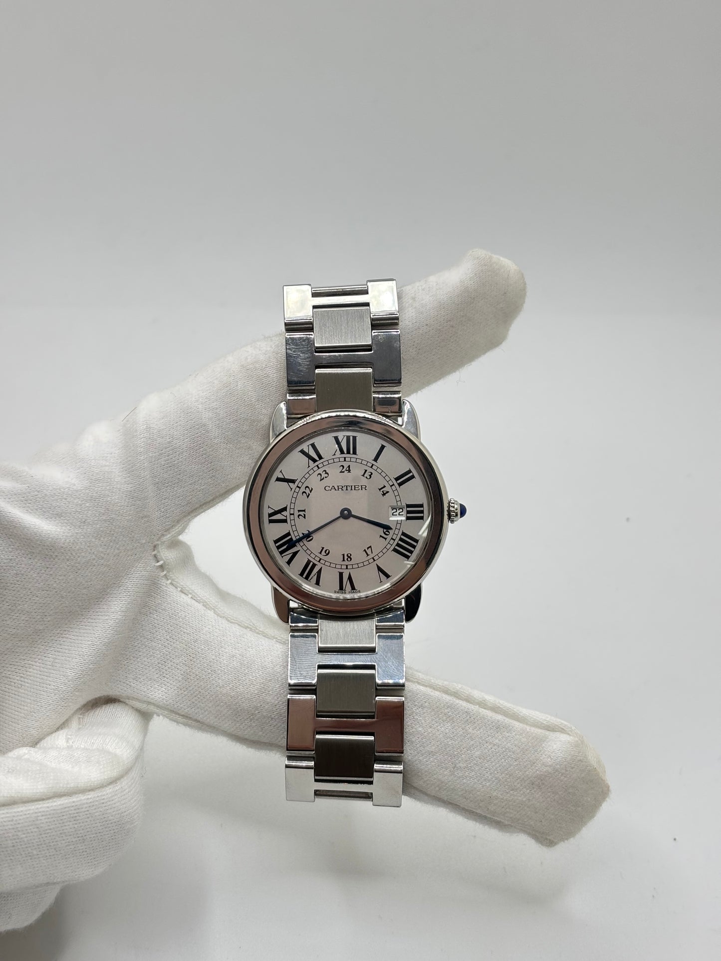 Montre Cartier Ronde Solo de Cartier 2934 en acier avec boîtier de 36 mm, mouvement à quartz et cadran argent orné de chiffres romains. Dotée d'un verre saphir, d'un bracelet en acier avec boucle déployante double pli et d'un guichet date, cette montre de luxe d'occasion allie élégance et fiabilité. En très bon état, elle présente seulement de légères traces d'usure. Un modèle intemporel, idéal pour un usage quotidien ou pour enrichir une collection.
