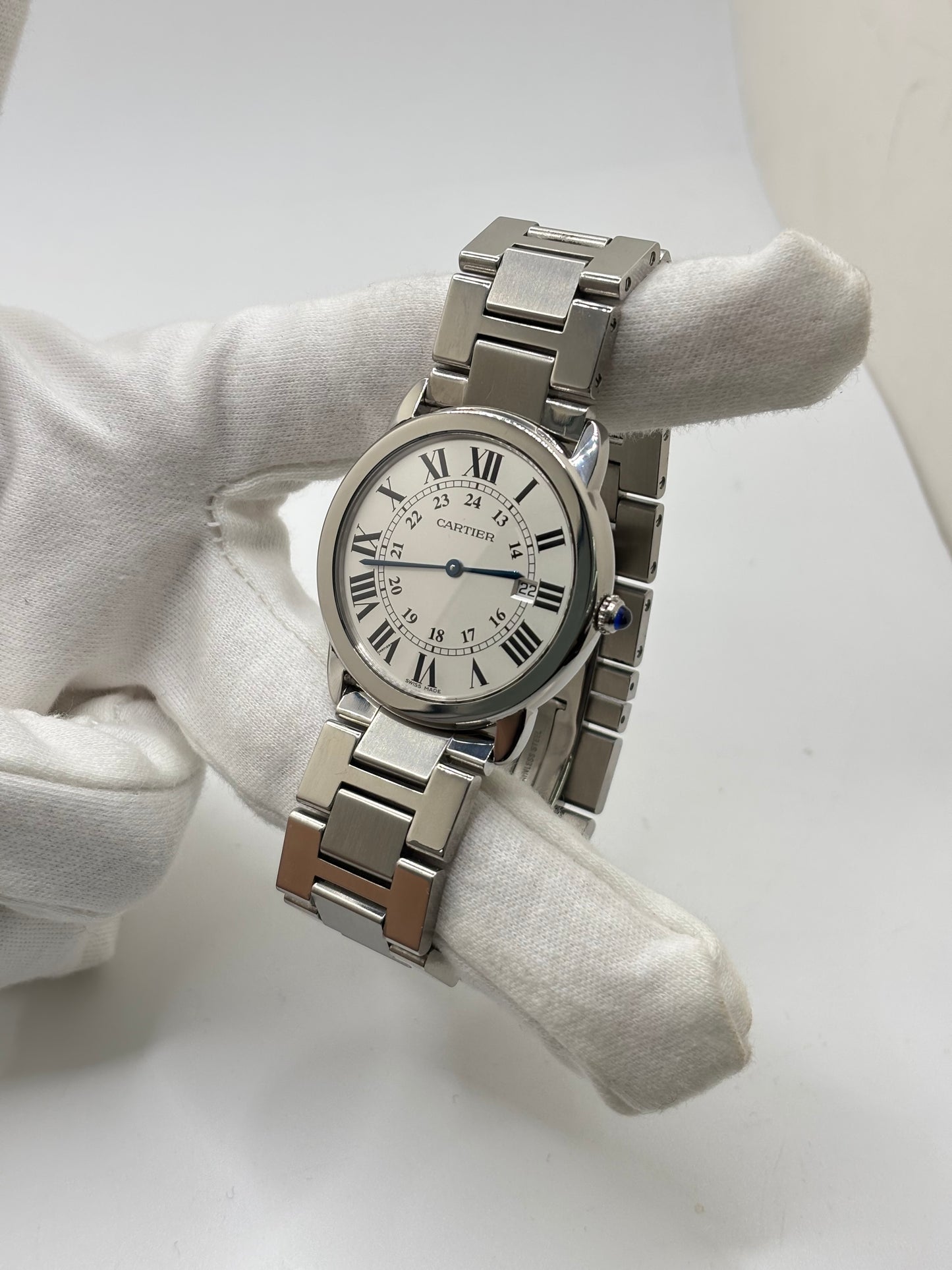 Montre Cartier Ronde Solo de Cartier 2934 en acier avec boîtier de 36 mm, mouvement à quartz et cadran argent orné de chiffres romains. Dotée d'un verre saphir, d'un bracelet en acier avec boucle déployante double pli et d'un guichet date, cette montre de luxe d'occasion allie élégance et fiabilité. En très bon état, elle présente seulement de légères traces d'usure. Un modèle intemporel, idéal pour un usage quotidien ou pour enrichir une collection.
