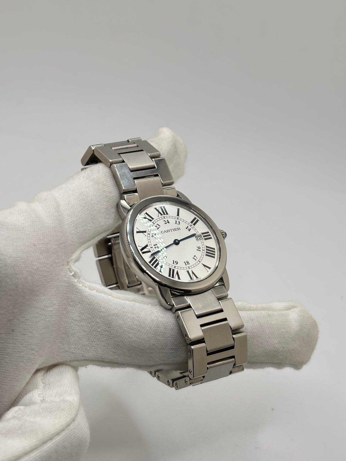 Montre Cartier Ronde Solo de Cartier 2934 en acier avec boîtier de 36 mm, mouvement à quartz et cadran argent orné de chiffres romains. Dotée d'un verre saphir, d'un bracelet en acier avec boucle déployante double pli et d'un guichet date, cette montre de luxe d'occasion allie élégance et fiabilité. En très bon état, elle présente seulement de légères traces d'usure. Un modèle intemporel, idéal pour un usage quotidien ou pour enrichir une collection.
