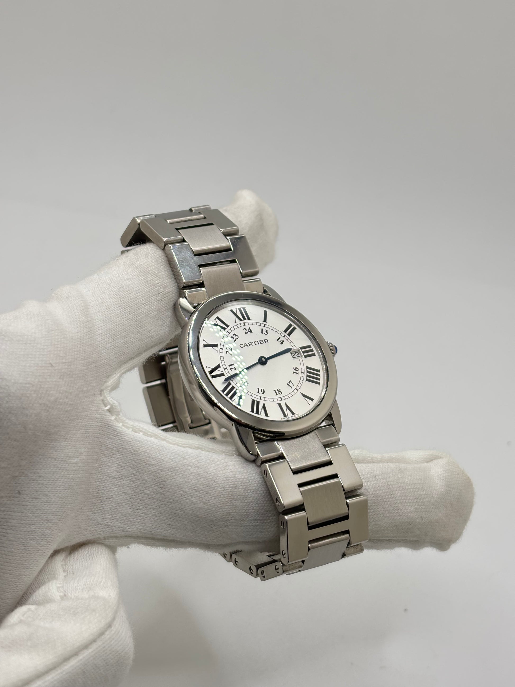 Montre Cartier Ronde Solo de Cartier 2934 en acier avec boîtier de 36 mm, mouvement à quartz et cadran argent orné de chiffres romains. Dotée d'un verre saphir, d'un bracelet en acier avec boucle déployante double pli et d'un guichet date, cette montre de luxe d'occasion allie élégance et fiabilité. En très bon état, elle présente seulement de légères traces d'usure. Un modèle intemporel, idéal pour un usage quotidien ou pour enrichir une collection.
