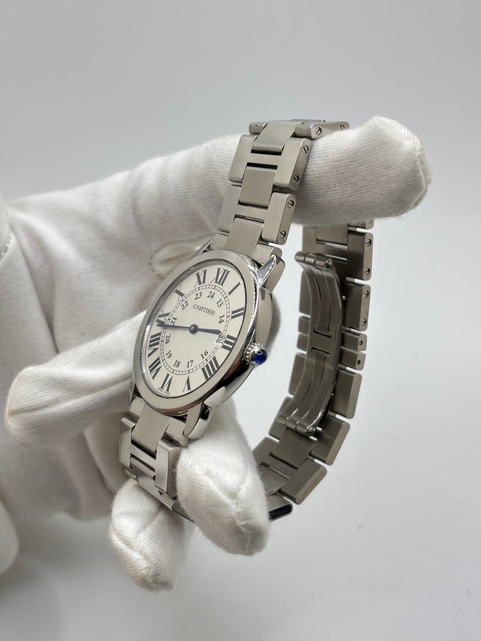 Montre Cartier Ronde Solo de Cartier 2934 en acier avec boîtier de 36 mm, mouvement à quartz et cadran argent orné de chiffres romains. Dotée d'un verre saphir, d'un bracelet en acier avec boucle déployante double pli et d'un guichet date, cette montre de luxe d'occasion allie élégance et fiabilité. En très bon état, elle présente seulement de légères traces d'usure. Un modèle intemporel, idéal pour un usage quotidien ou pour enrichir une collection.
