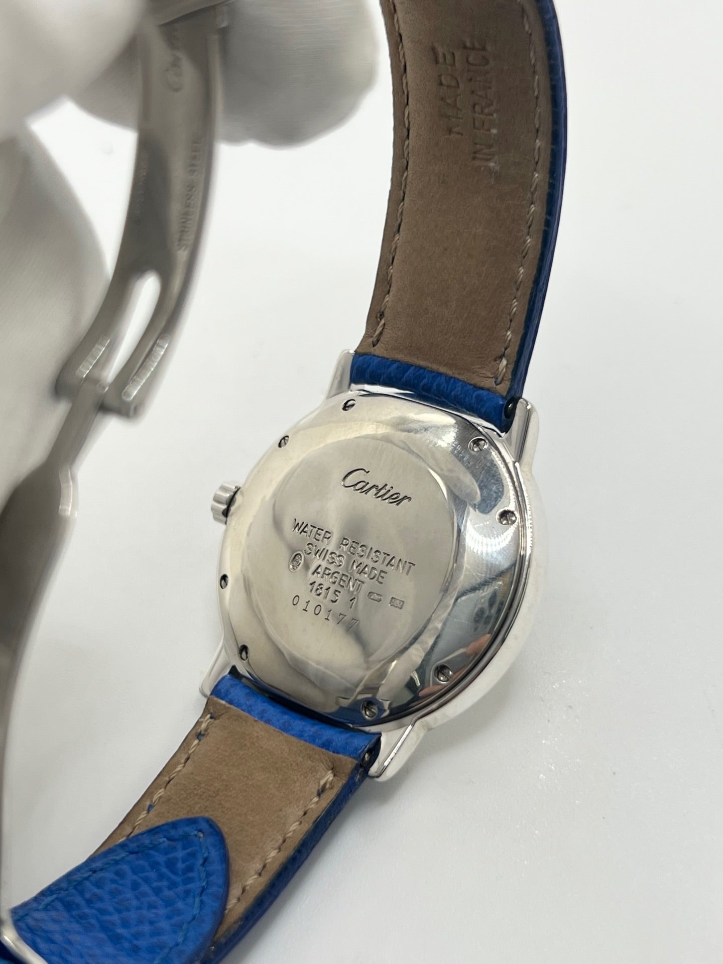 Montre Cartier Must de Cartier Ronde, modèle femme élégant à mouvement quartz. Boîtier rond en métal précieux, cadran blanc raffiné avec chiffres romains, design classique signature Cartier. Bracelet cuir bleu avec boucle ardillon en acier. Verre saphir résistant, diamètre 33 mm. Montre de luxe d’occasion en très bon état, avec légères traces d’usage peu visibles. Révisée en interne le 22 avril 2026. Livrée avec coffret d’origine, sans papiers, disponible à Paris.
