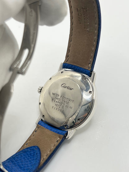 Montre Cartier Must de Cartier Ronde, modèle femme élégant à mouvement quartz. Boîtier rond en métal précieux, cadran blanc raffiné avec chiffres romains, design classique signature Cartier. Bracelet cuir bleu avec boucle ardillon en acier. Verre saphir résistant, diamètre 33 mm. Montre de luxe d’occasion en très bon état, avec légères traces d’usage peu visibles. Révisée en interne le 22 avril 2026. Livrée avec coffret d’origine, sans papiers, disponible à Paris.
