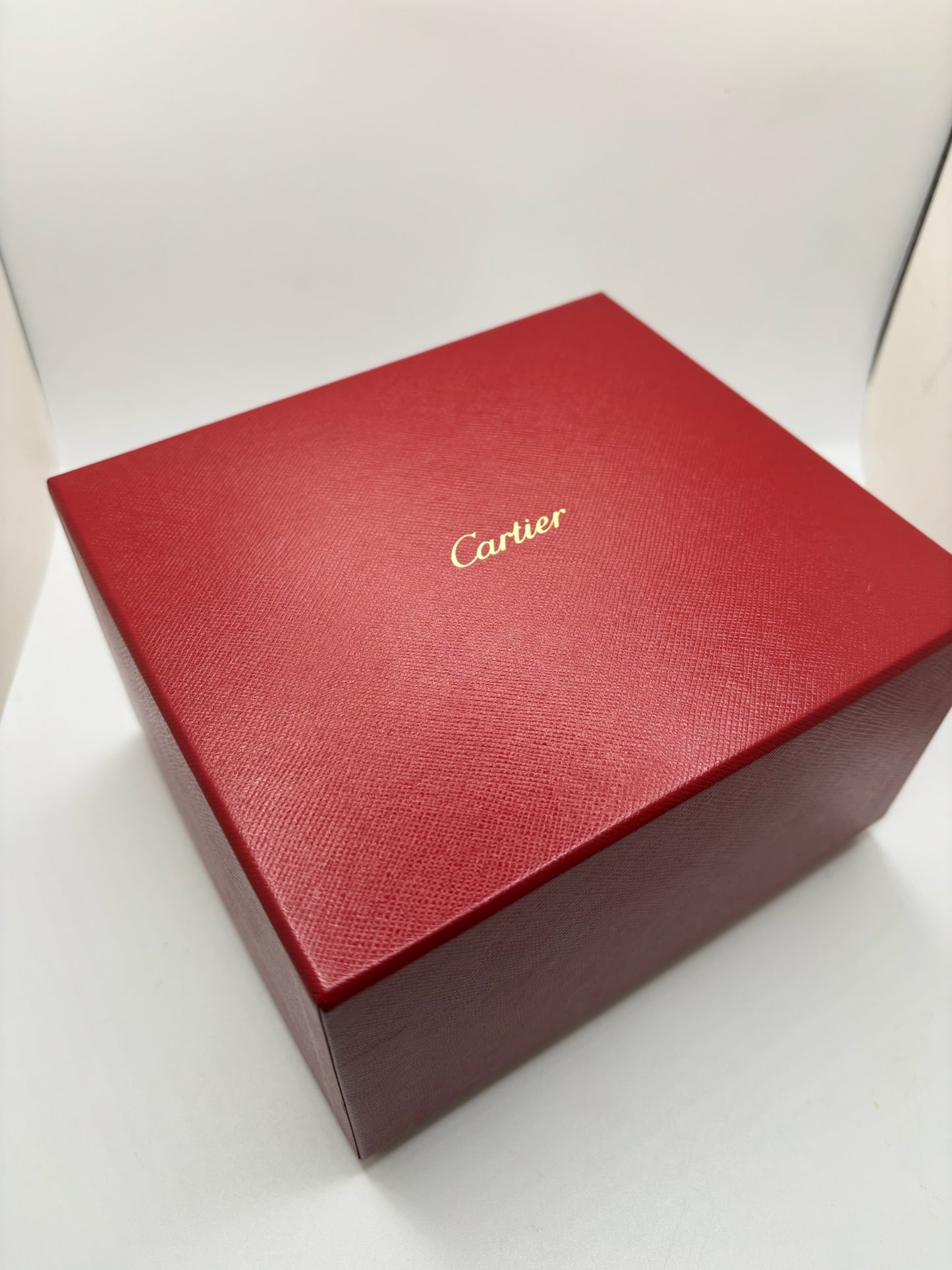 Montre Cartier Santos Medium référence WSSA0010 en acier inoxydable avec mouvement automatique Manufacture Cartier 1847 MC. Ce modèle emblématique présente un boîtier de 35 x 41,9 mm, un cadran blanc à chiffres romains, un verre saphir et un bracelet en acier assorti. Étanche jusqu'à 10 ATM et dotée d'une réserve de marche de 42 heures, cette Cartier Santos de 2019 est proposée d'occasion en très bon état avec son coffret et ses papiers d'origine. Idéale pour homme ou unisexe.
