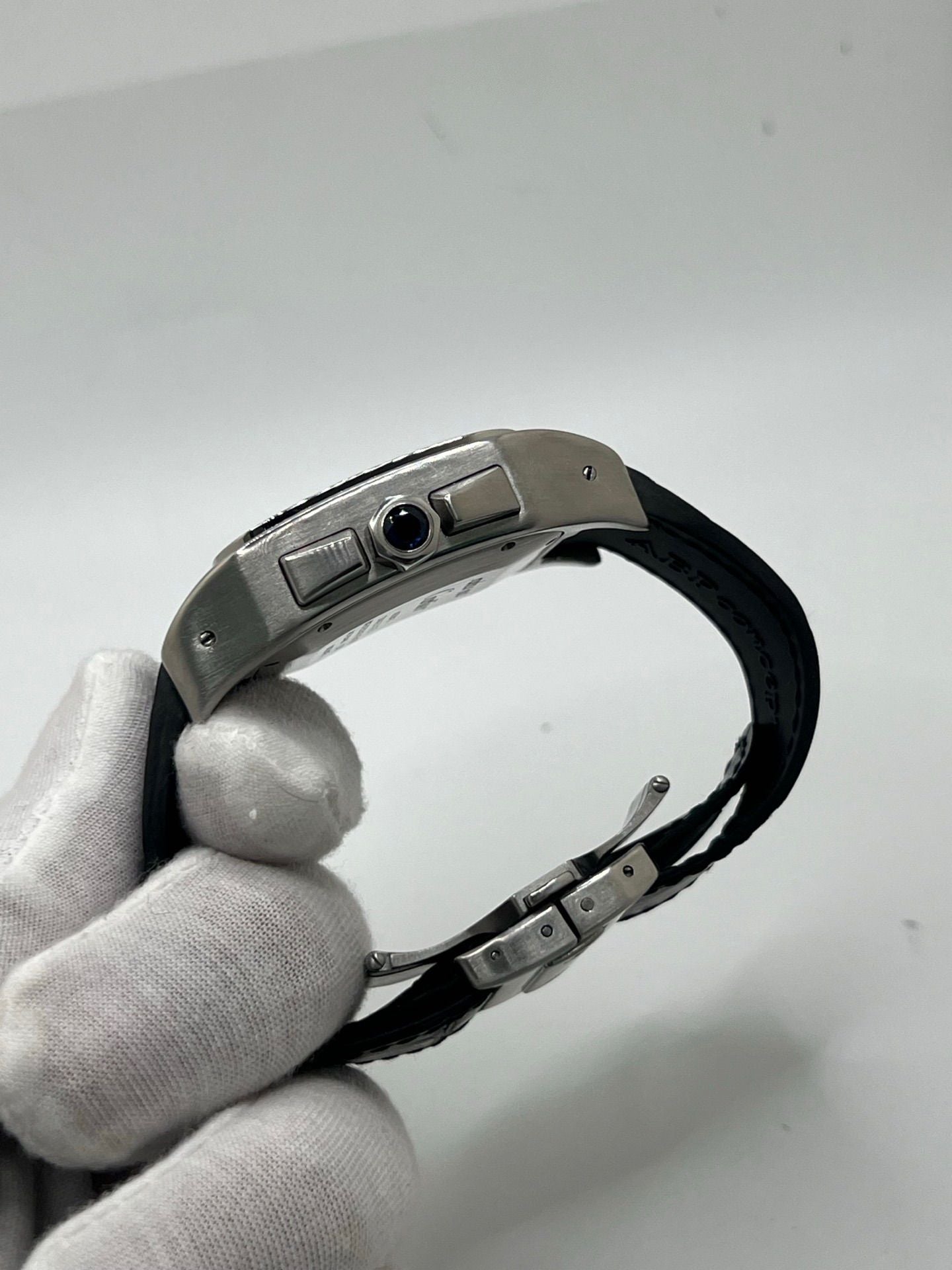 Montre Cartier Santos 100 XL Chronograph pour homme, modèle emblématique au design sport-chic. Boîtier en acier, cadran blanc à chiffres romains, bracelet en cuir noir. Mouvement automatique précis avec chronographe et date. Montre d’occasion en excellent état, révisée, livrée avec coffret d’origine.