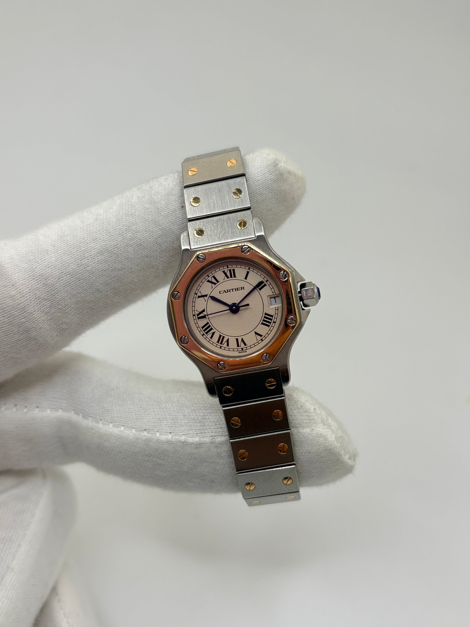 Montre Cartier Santos référence 187903 en or et acier avec boîtier de 24 x 31 mm, d'année inconnue et animée par un mouvement à quartz d'exception comptant 7 pierres. Son cadran blanc avec dateur est protégé par un verre saphir et complété par un bracelet en or et acier avec boucle pliante. Cette montre Cartier pour femme d'occasion est en très bon état, révisée en interne et livrée avec son coffret d'origine. Une pièce de luxe iconique disponible à Paris.