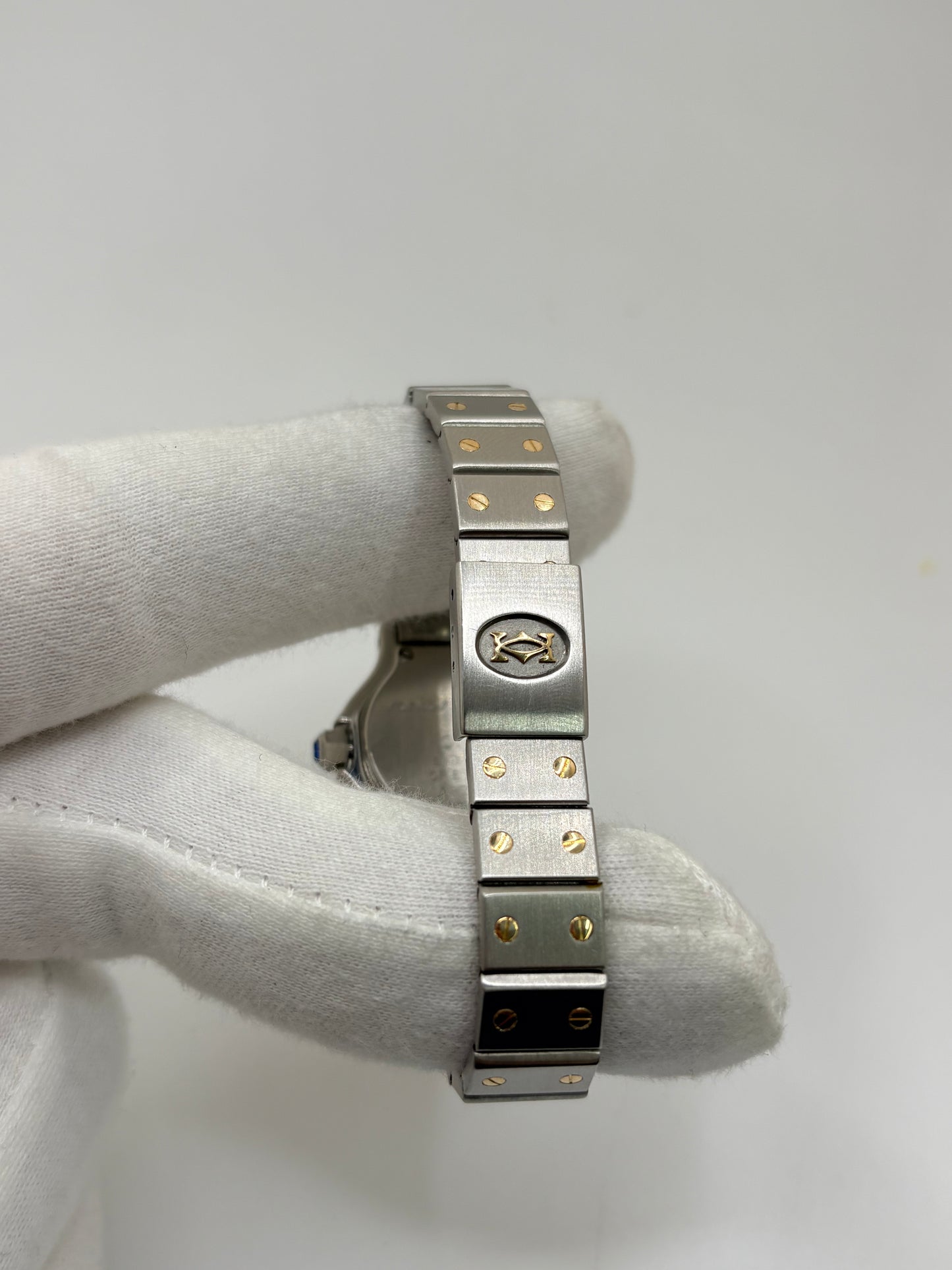 Montre Cartier Santos référence 187903 en or et acier avec boîtier de 24 x 31 mm, d'année inconnue et animée par un mouvement à quartz d'exception comptant 7 pierres. Son cadran blanc avec dateur est protégé par un verre saphir et complété par un bracelet en or et acier avec boucle pliante. Cette montre Cartier pour femme d'occasion est en très bon état, révisée en interne et livrée avec son coffret d'origine. Une pièce de luxe iconique disponible à Paris.