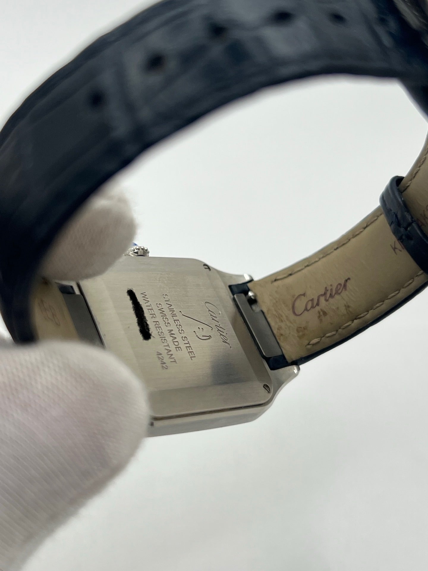 Montre élégante Santos Dumont en acier avec cadran argent et chiffres romains, équipée d’un mouvement quartz précis. Bracelet en cuir de crocodile bleu avec boucle ardillon en acier. Boîtier 38 x 27,5 mm, verre saphir et étanchéité 3 ATM. Design raffiné, idéal pour un style classique et sophistiqué. Disponible avec coffret et papiers d’origine.