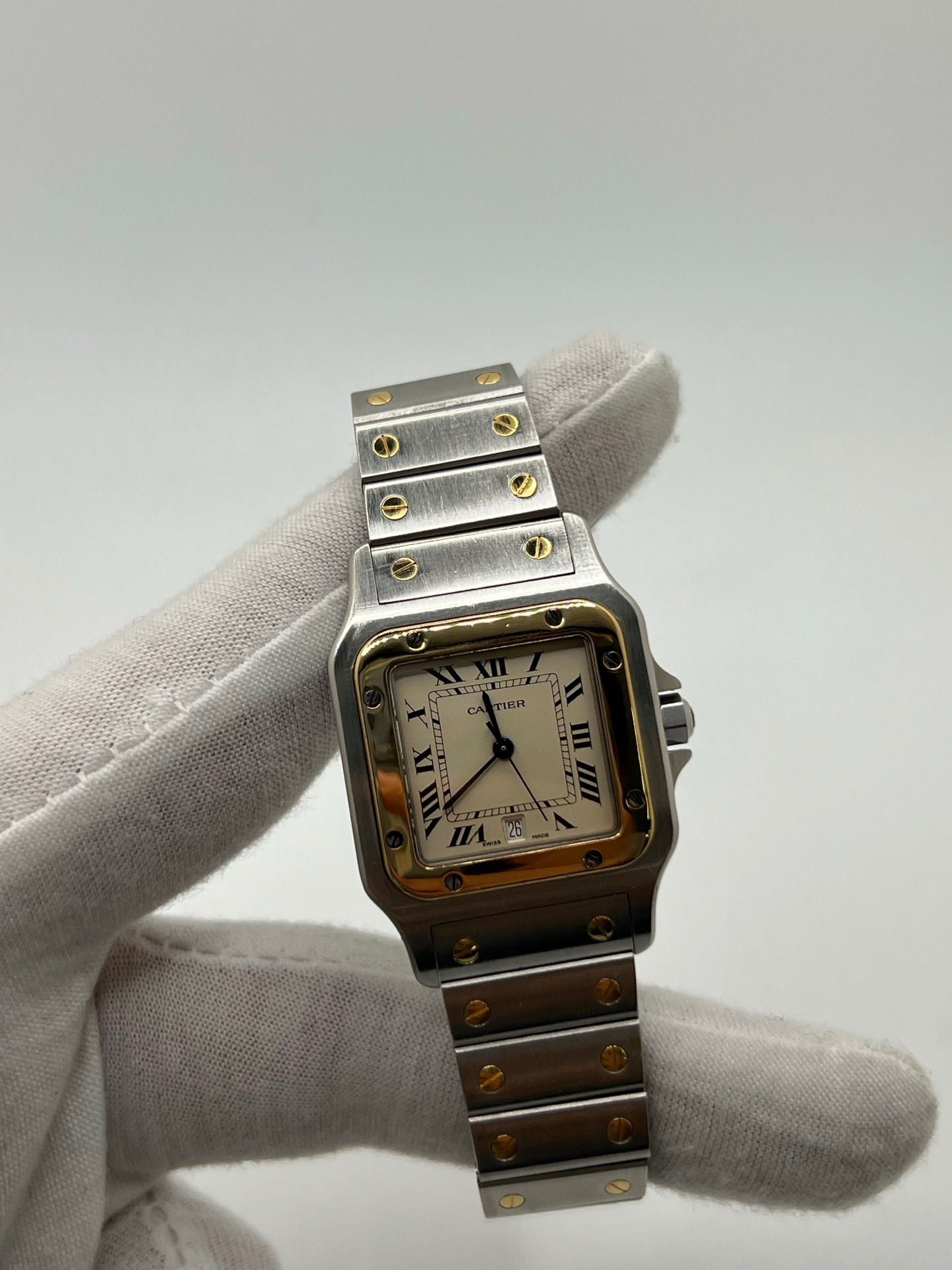 Montre Santos Galbée référence 1566 en acier, au boîtier arrondi emblématique et au bracelet intégré à vis apparentes. Modèle élégant au cadran épuré, apprécié pour son style intemporel et sa silhouette galbée confortable. Pièce horlogère recherchée par les amateurs de montres classiques et de design iconique.