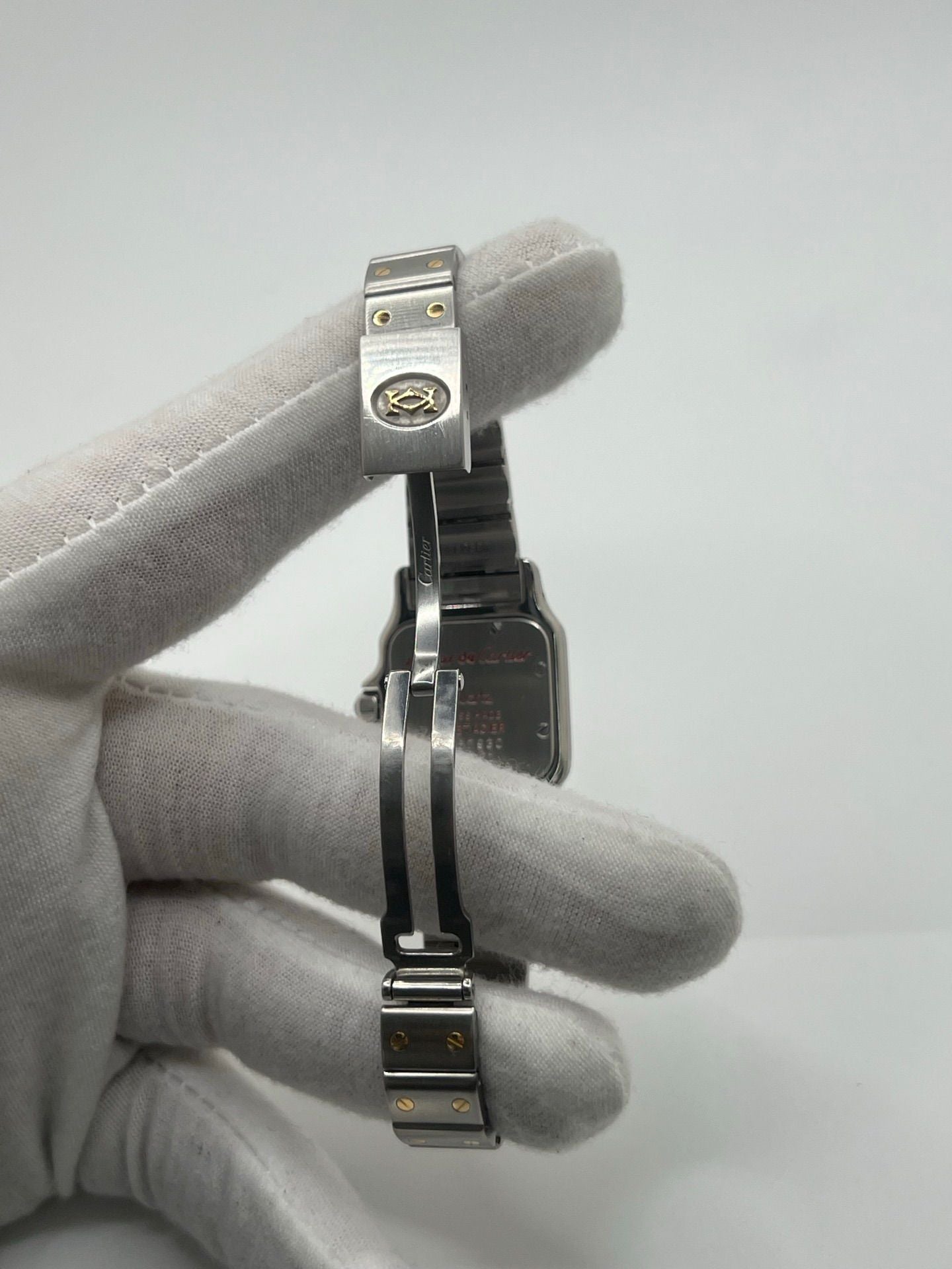 Montre Cartier Santos Galbée Lady référence 1057930 en or et acier, format 24 x 35 mm, équipée d’un mouvement quartz calibre 157. Modèle pour femme avec cadran blanc à chiffres romains, bracelet assorti et verre saphir. Pièce d’occasion en très bon état avec légères traces d’usage, livrée avec coffret d’origine.