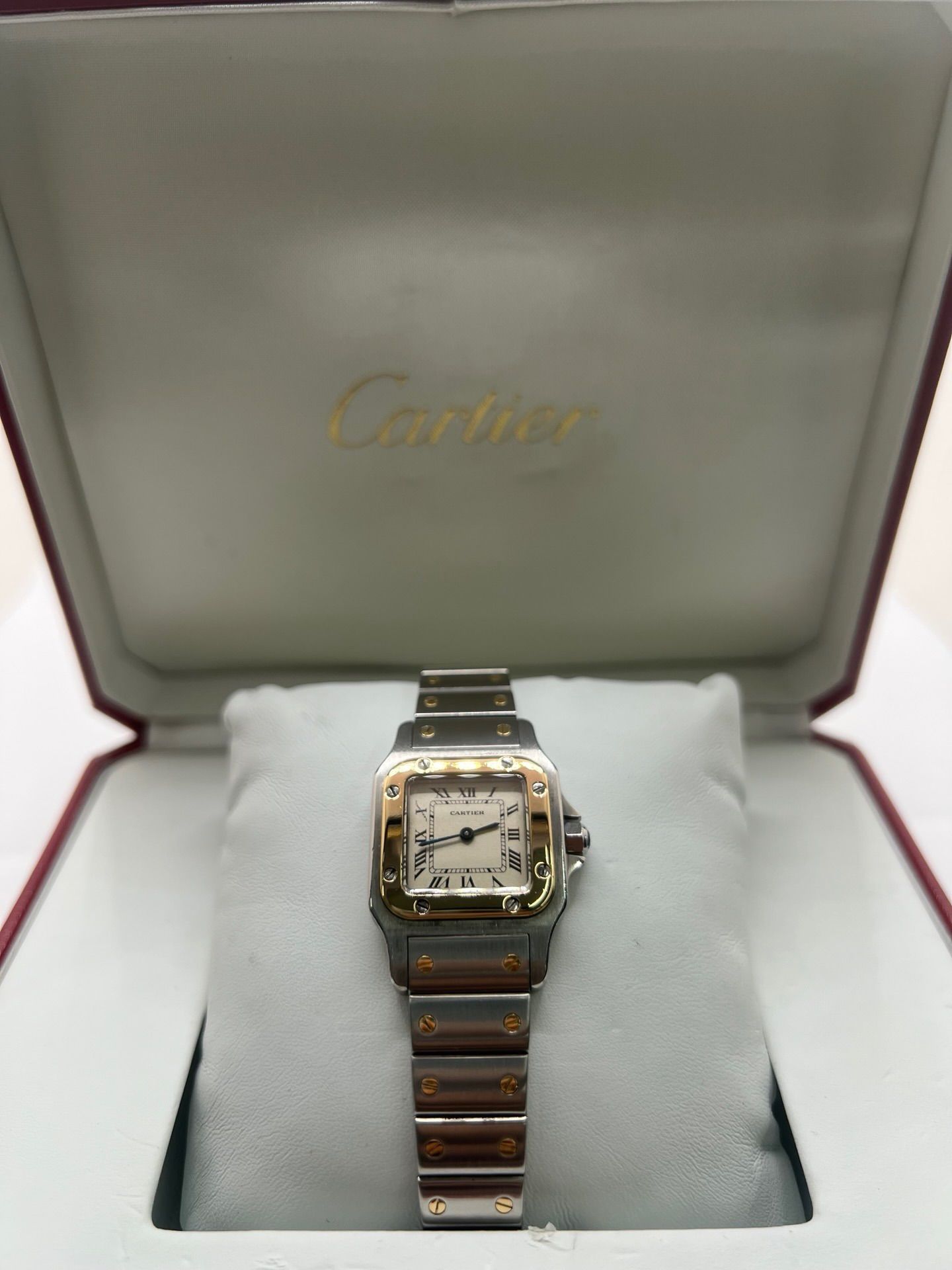 Montre Cartier Santos Galbée Lady référence 1057930 en or et acier, format 24 x 35 mm, équipée d’un mouvement quartz calibre 157. Modèle pour femme avec cadran blanc à chiffres romains, bracelet assorti et verre saphir. Pièce d’occasion en très bon état avec légères traces d’usage, livrée avec coffret d’origine.