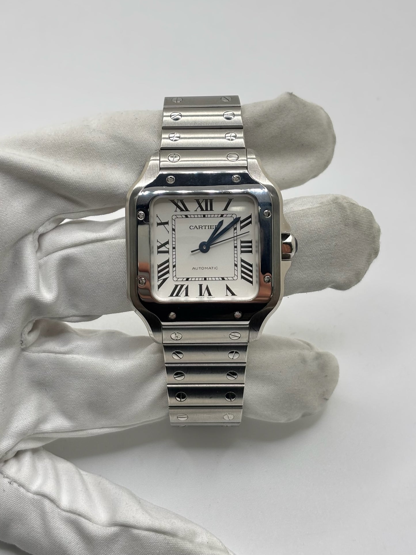 Montre Cartier Santos Medium référence WSSA0010 en acier inoxydable avec mouvement automatique Manufacture Cartier 1847 MC. Ce modèle emblématique présente un boîtier de 35 x 41,9 mm, un cadran blanc à chiffres romains, un verre saphir et un bracelet en acier assorti. Étanche jusqu'à 10 ATM et dotée d'une réserve de marche de 42 heures, cette Cartier Santos de 2019 est proposée d'occasion en très bon état avec son coffret et ses papiers d'origine. Idéale pour homme ou unisexe.
