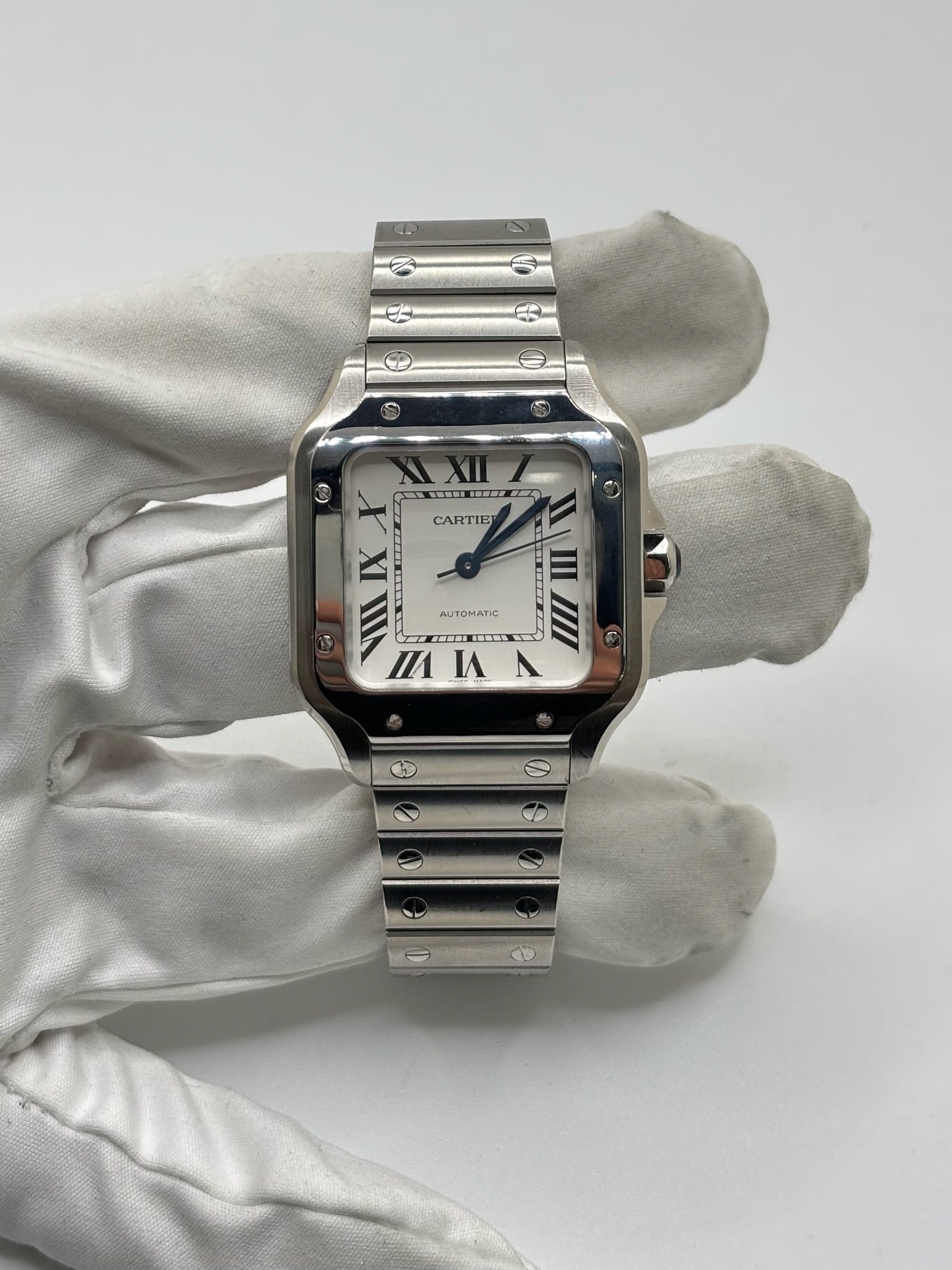 Montre Cartier Santos Medium référence WSSA0010 en acier inoxydable avec mouvement automatique Manufacture Cartier 1847 MC. Ce modèle emblématique présente un boîtier de 35 x 41,9 mm, un cadran blanc à chiffres romains, un verre saphir et un bracelet en acier assorti. Étanche jusqu'à 10 ATM et dotée d'une réserve de marche de 42 heures, cette Cartier Santos de 2019 est proposée d'occasion en très bon état avec son coffret et ses papiers d'origine. Idéale pour homme ou unisexe.

