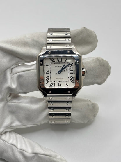 Montre Cartier Santos Medium référence WSSA0010 en acier inoxydable avec mouvement automatique Manufacture Cartier 1847 MC. Ce modèle emblématique présente un boîtier de 35 x 41,9 mm, un cadran blanc à chiffres romains, un verre saphir et un bracelet en acier assorti. Étanche jusqu'à 10 ATM et dotée d'une réserve de marche de 42 heures, cette Cartier Santos de 2019 est proposée d'occasion en très bon état avec son coffret et ses papiers d'origine. Idéale pour homme ou unisexe.
