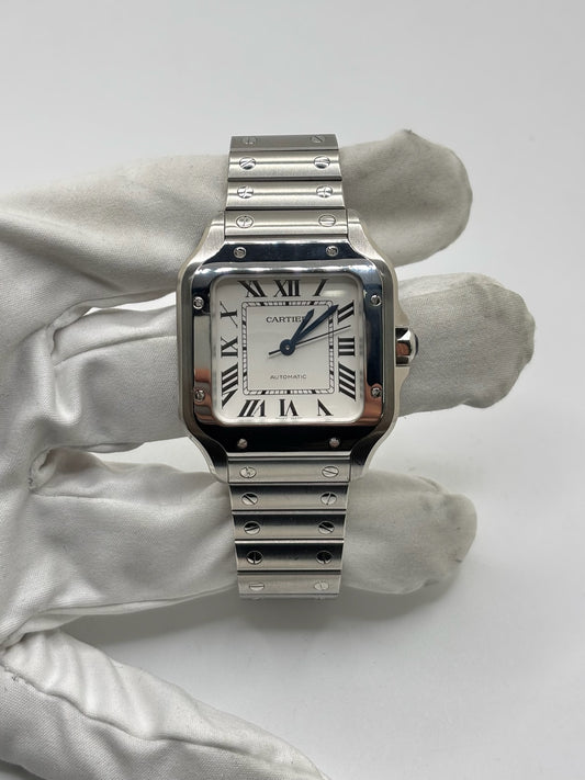 Montre Cartier Santos Medium référence WSSA0010 en acier inoxydable avec mouvement automatique Manufacture Cartier 1847 MC. Ce modèle emblématique présente un boîtier de 35 x 41,9 mm, un cadran blanc à chiffres romains, un verre saphir et un bracelet en acier assorti. Étanche jusqu'à 10 ATM et dotée d'une réserve de marche de 42 heures, cette Cartier Santos de 2019 est proposée d'occasion en très bon état avec son coffret et ses papiers d'origine. Idéale pour homme ou unisexe.
