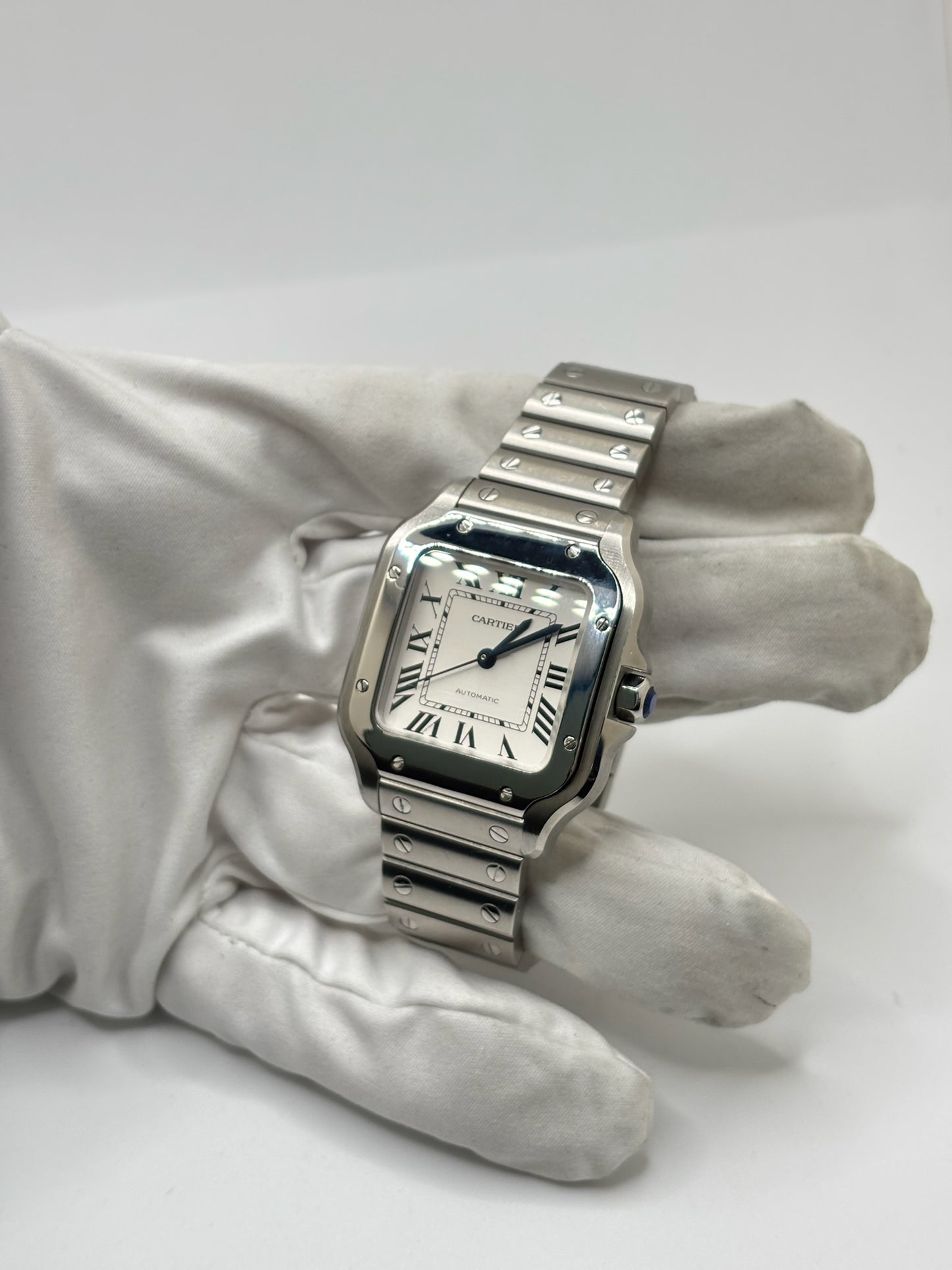 Montre Cartier Santos Medium référence WSSA0010 en acier inoxydable avec mouvement automatique Manufacture Cartier 1847 MC. Ce modèle emblématique présente un boîtier de 35 x 41,9 mm, un cadran blanc à chiffres romains, un verre saphir et un bracelet en acier assorti. Étanche jusqu'à 10 ATM et dotée d'une réserve de marche de 42 heures, cette Cartier Santos de 2019 est proposée d'occasion en très bon état avec son coffret et ses papiers d'origine. Idéale pour homme ou unisexe.
