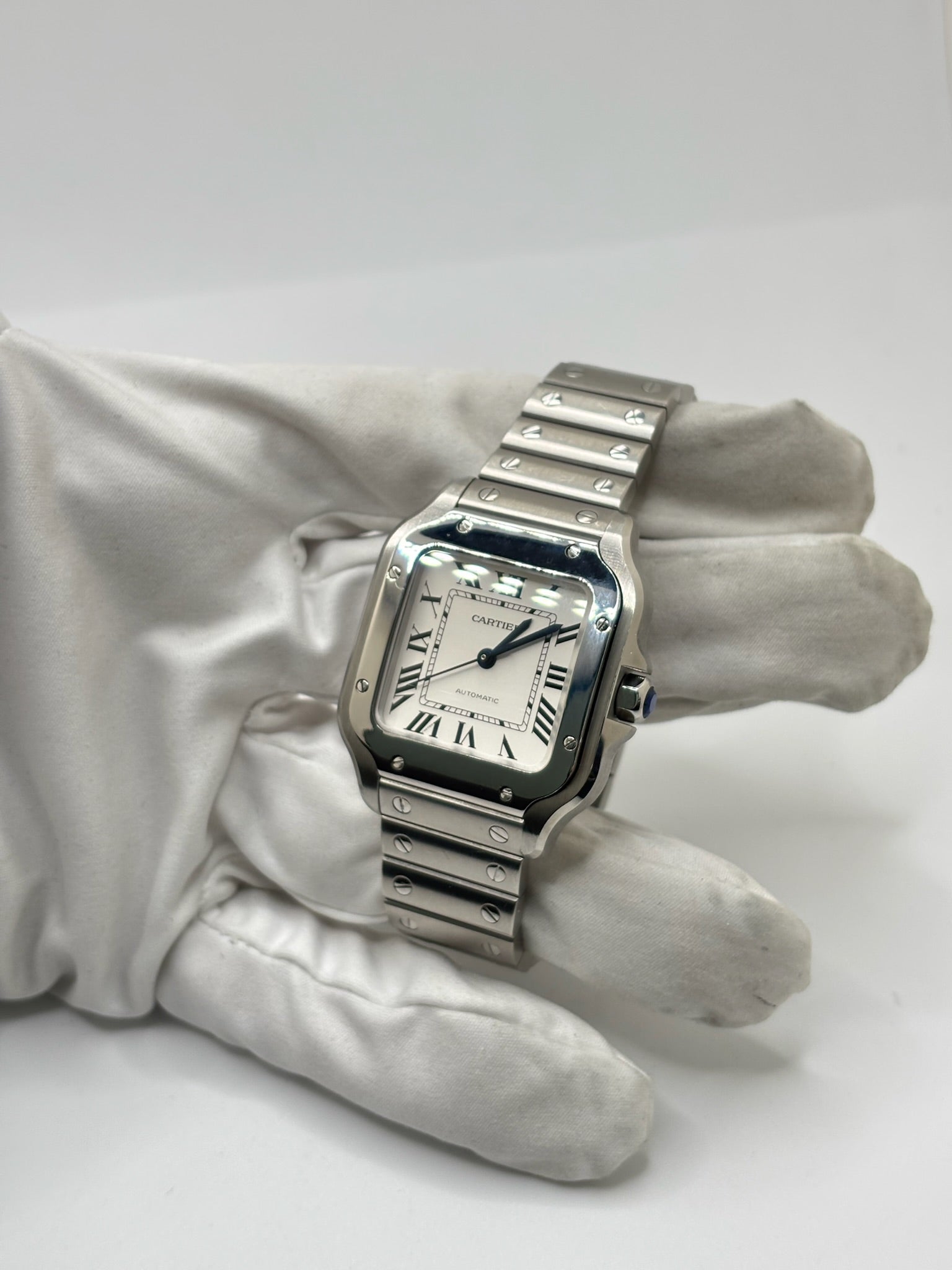 Montre Cartier Santos Medium référence WSSA0010 en acier inoxydable avec mouvement automatique Manufacture Cartier 1847 MC. Ce modèle emblématique présente un boîtier de 35 x 41,9 mm, un cadran blanc à chiffres romains, un verre saphir et un bracelet en acier assorti. Étanche jusqu'à 10 ATM et dotée d'une réserve de marche de 42 heures, cette Cartier Santos de 2019 est proposée d'occasion en très bon état avec son coffret et ses papiers d'origine. Idéale pour homme ou unisexe.
