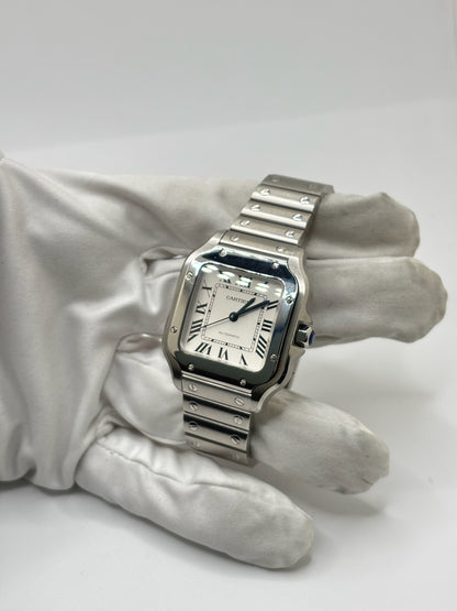 Montre Cartier Santos Medium référence WSSA0010 en acier inoxydable avec mouvement automatique Manufacture Cartier 1847 MC. Ce modèle emblématique présente un boîtier de 35 x 41,9 mm, un cadran blanc à chiffres romains, un verre saphir et un bracelet en acier assorti. Étanche jusqu'à 10 ATM et dotée d'une réserve de marche de 42 heures, cette Cartier Santos de 2019 est proposée d'occasion en très bon état avec son coffret et ses papiers d'origine. Idéale pour homme ou unisexe.
