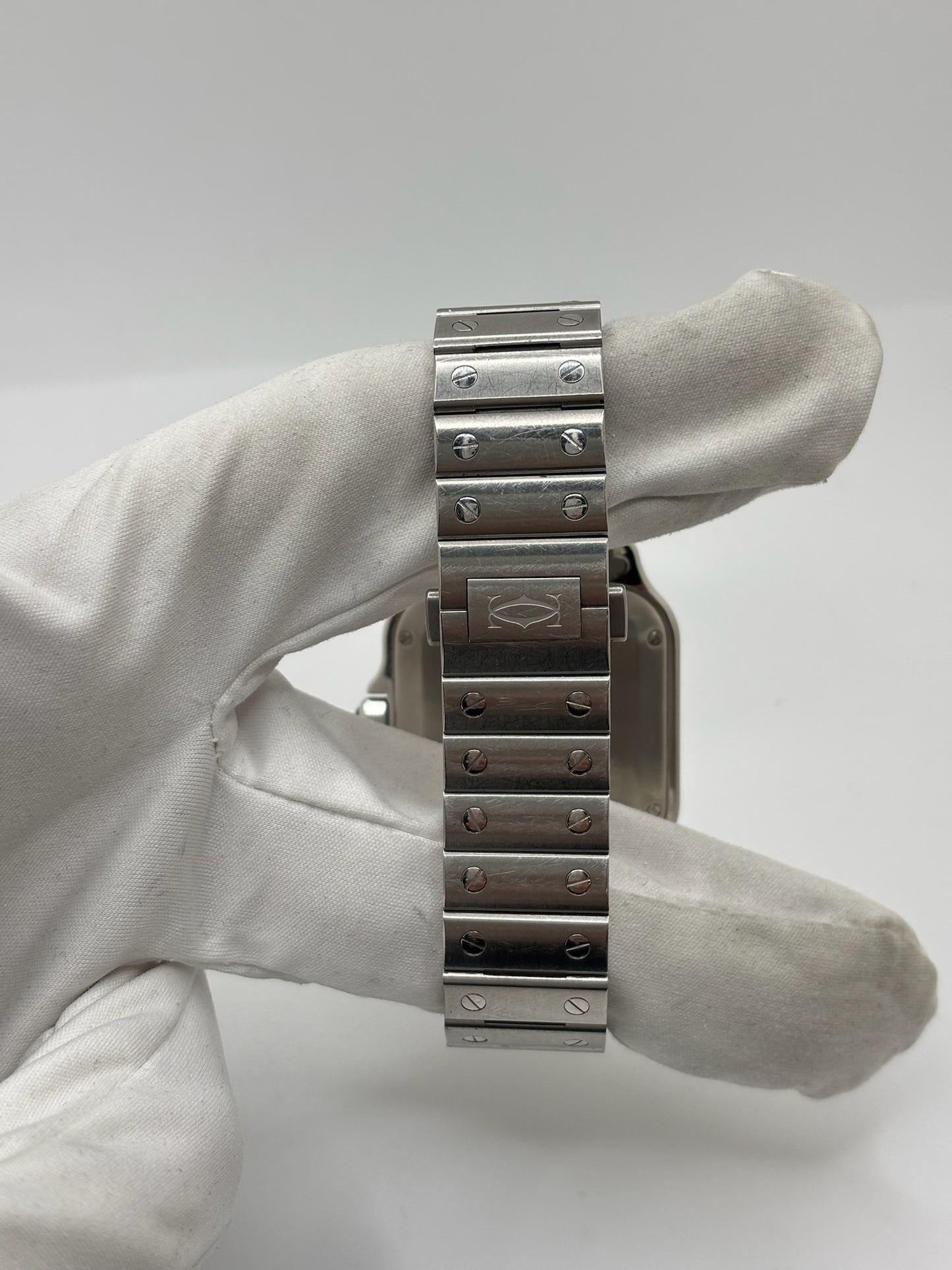 Montre Cartier Santos Medium référence WSSA0010 en acier inoxydable avec mouvement automatique Manufacture Cartier 1847 MC. Ce modèle emblématique présente un boîtier de 35 x 41,9 mm, un cadran blanc à chiffres romains, un verre saphir et un bracelet en acier assorti. Étanche jusqu'à 10 ATM et dotée d'une réserve de marche de 42 heures, cette Cartier Santos de 2019 est proposée d'occasion en très bon état avec son coffret et ses papiers d'origine. Idéale pour homme ou unisexe.
