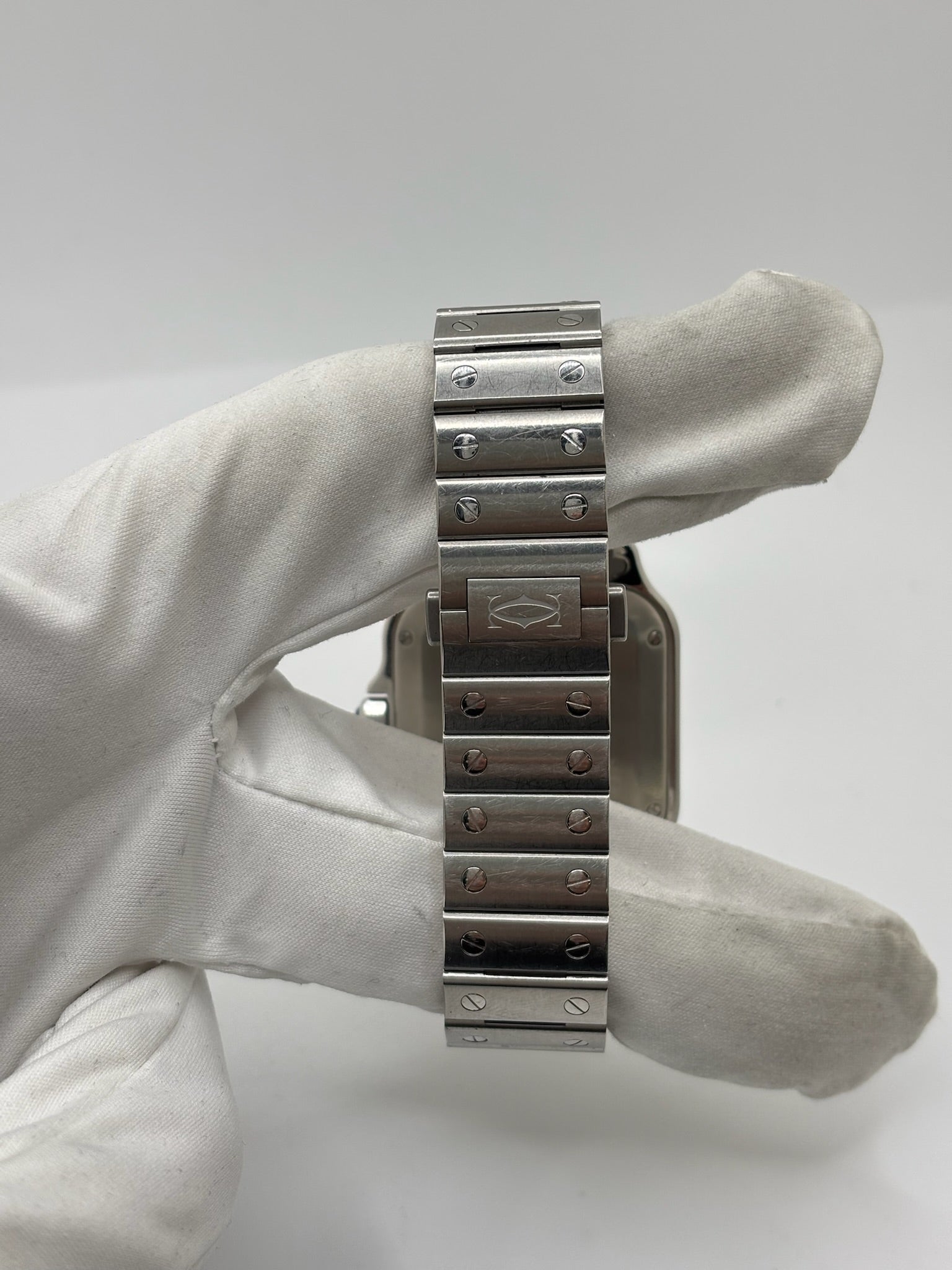 Montre Cartier Santos Medium référence WSSA0010 en acier inoxydable avec mouvement automatique Manufacture Cartier 1847 MC. Ce modèle emblématique présente un boîtier de 35 x 41,9 mm, un cadran blanc à chiffres romains, un verre saphir et un bracelet en acier assorti. Étanche jusqu'à 10 ATM et dotée d'une réserve de marche de 42 heures, cette Cartier Santos de 2019 est proposée d'occasion en très bon état avec son coffret et ses papiers d'origine. Idéale pour homme ou unisexe.
